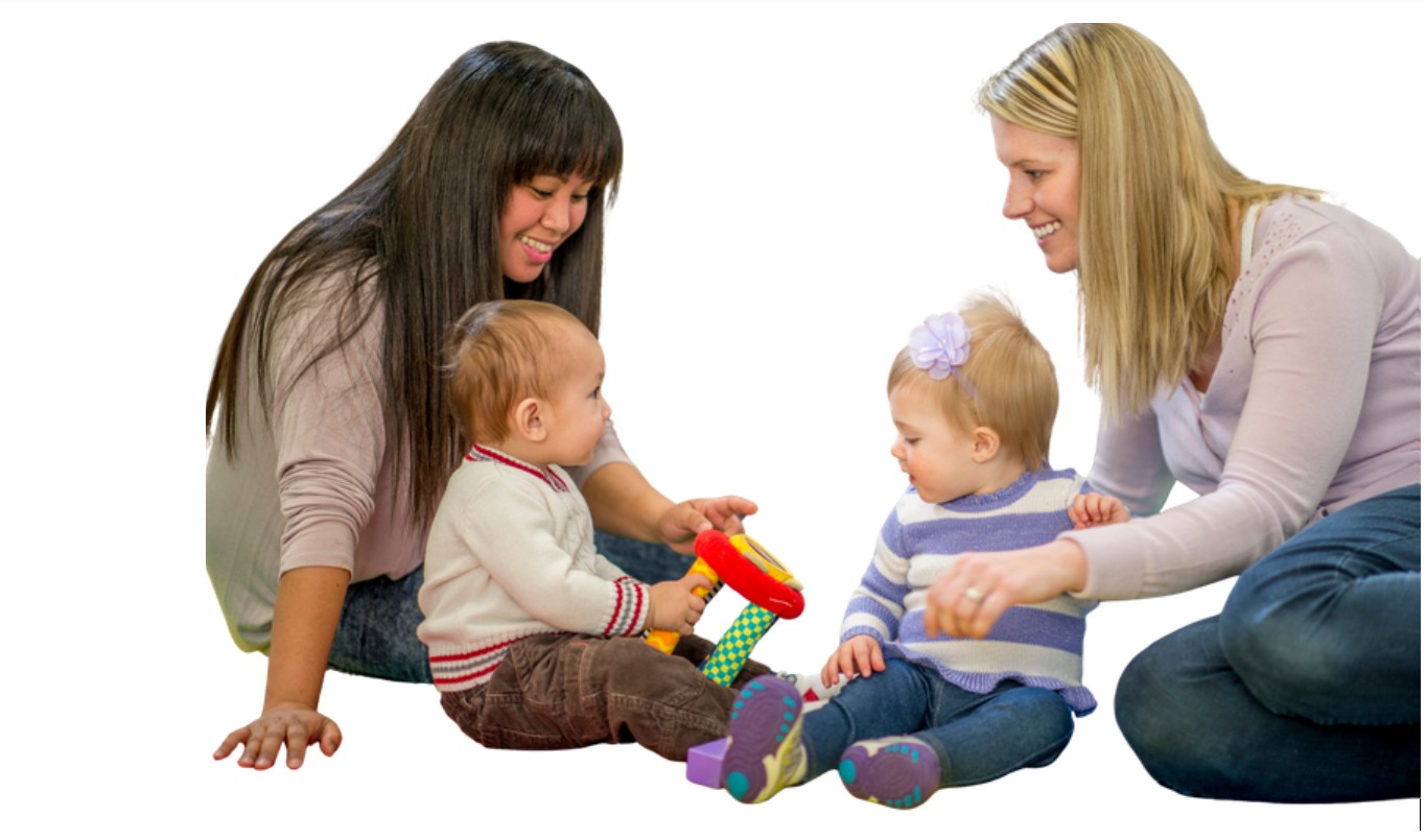 BIlde av to små barn og to voksne