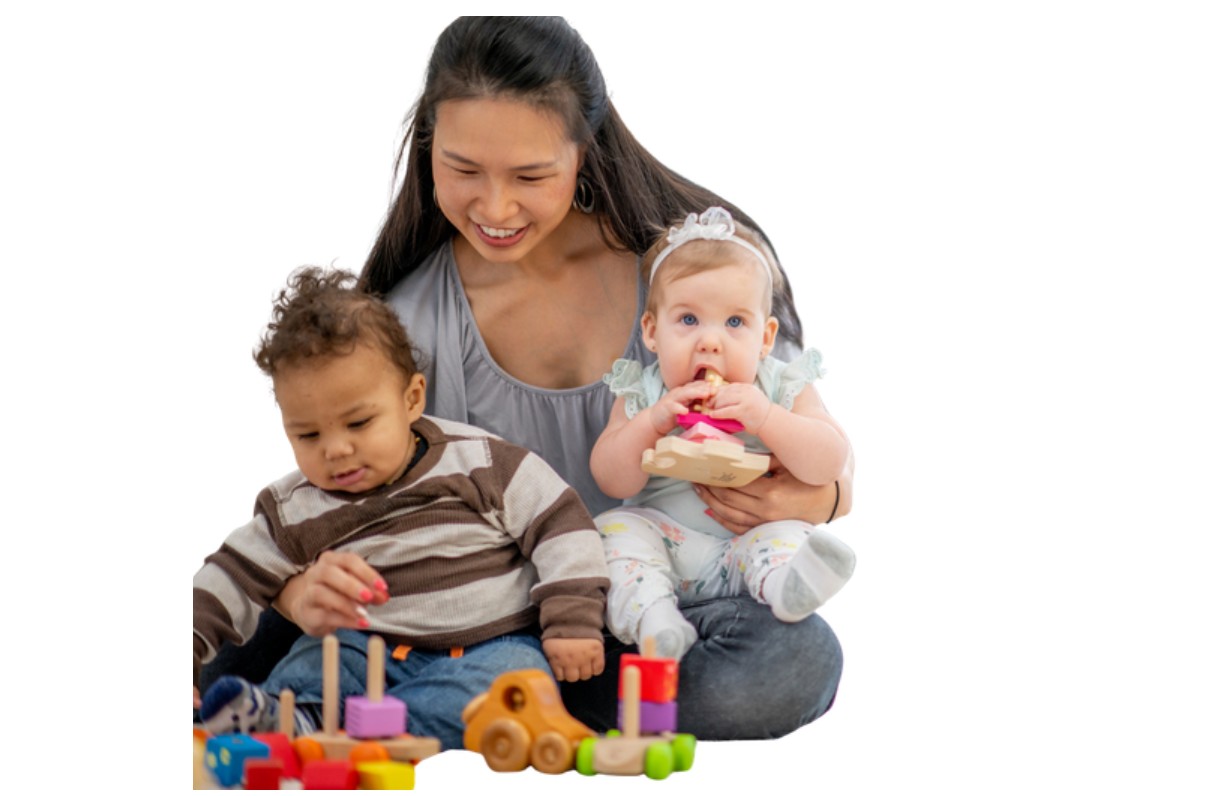 Bilde av två små barn og en voksen person