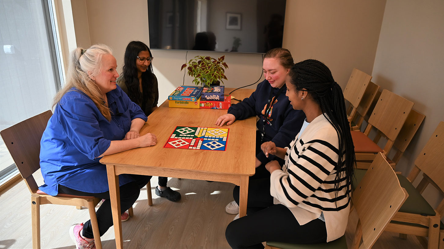 Medarbeidere ved Gullhaug bolig spiller ludo