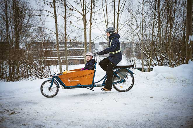 Bilde av kvinne og barn på lastesykkel