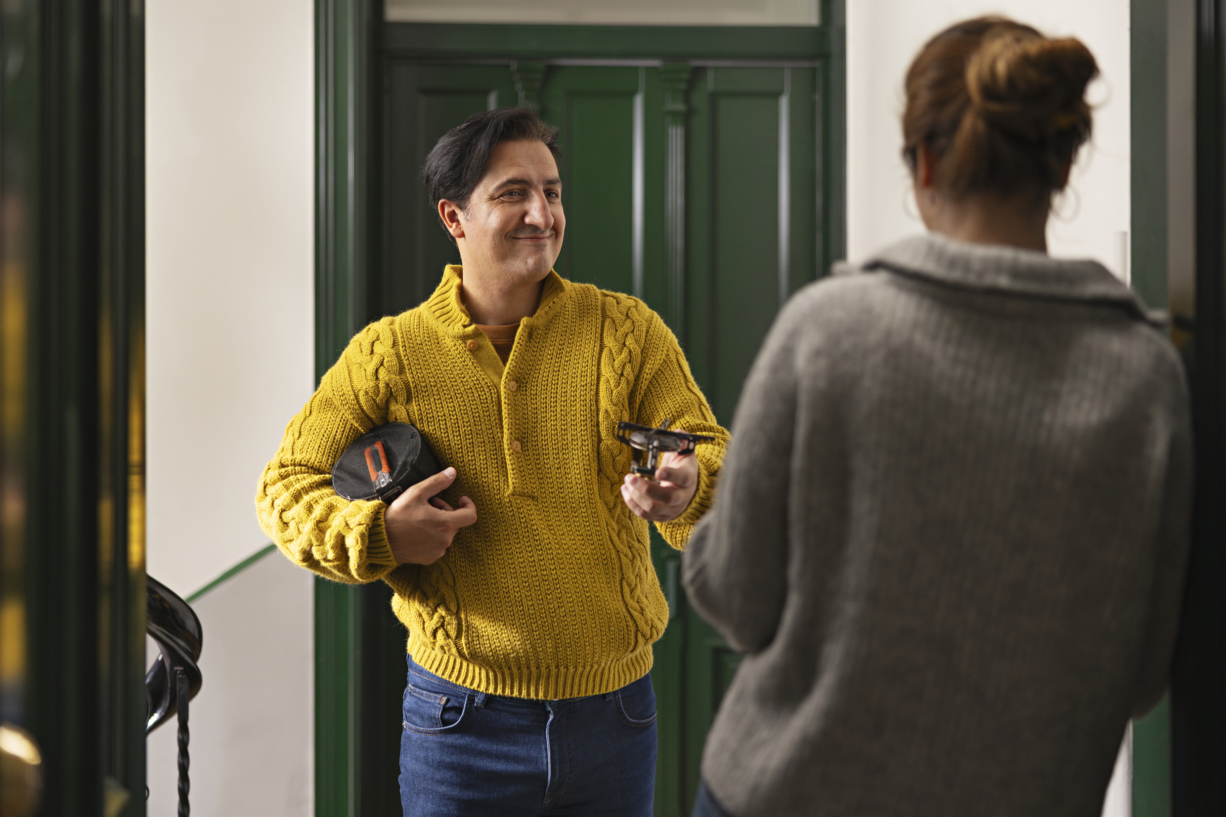 BIlde av en person som sjekker hvordan det går med naboen