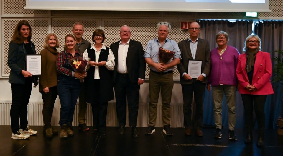 Ordfører Lisbeth Hammer Krog og juryleder Dag Egil Strømme sammen med vinnerne av Klimaklok-prisen 2021