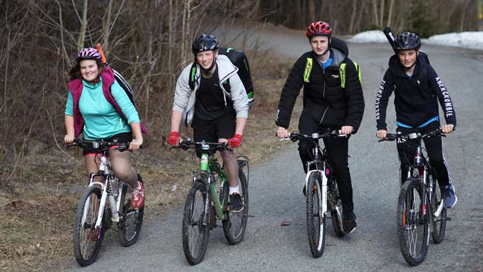 Fire ungdommer sykler til trening