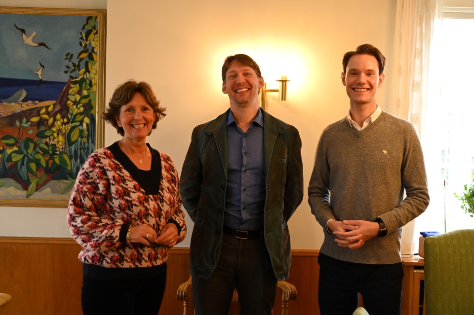 Bilde av ordfører Lisbeth Hammer Krog, lærer Andreas Dybwad og leder for Hovedutvalg barn og unge Haakon Kvenna Veum