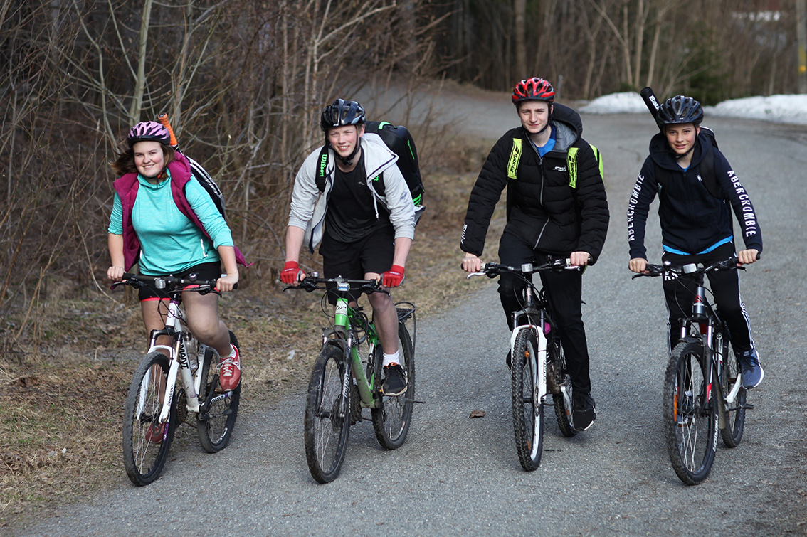 Fire ungdommer sykler til trening