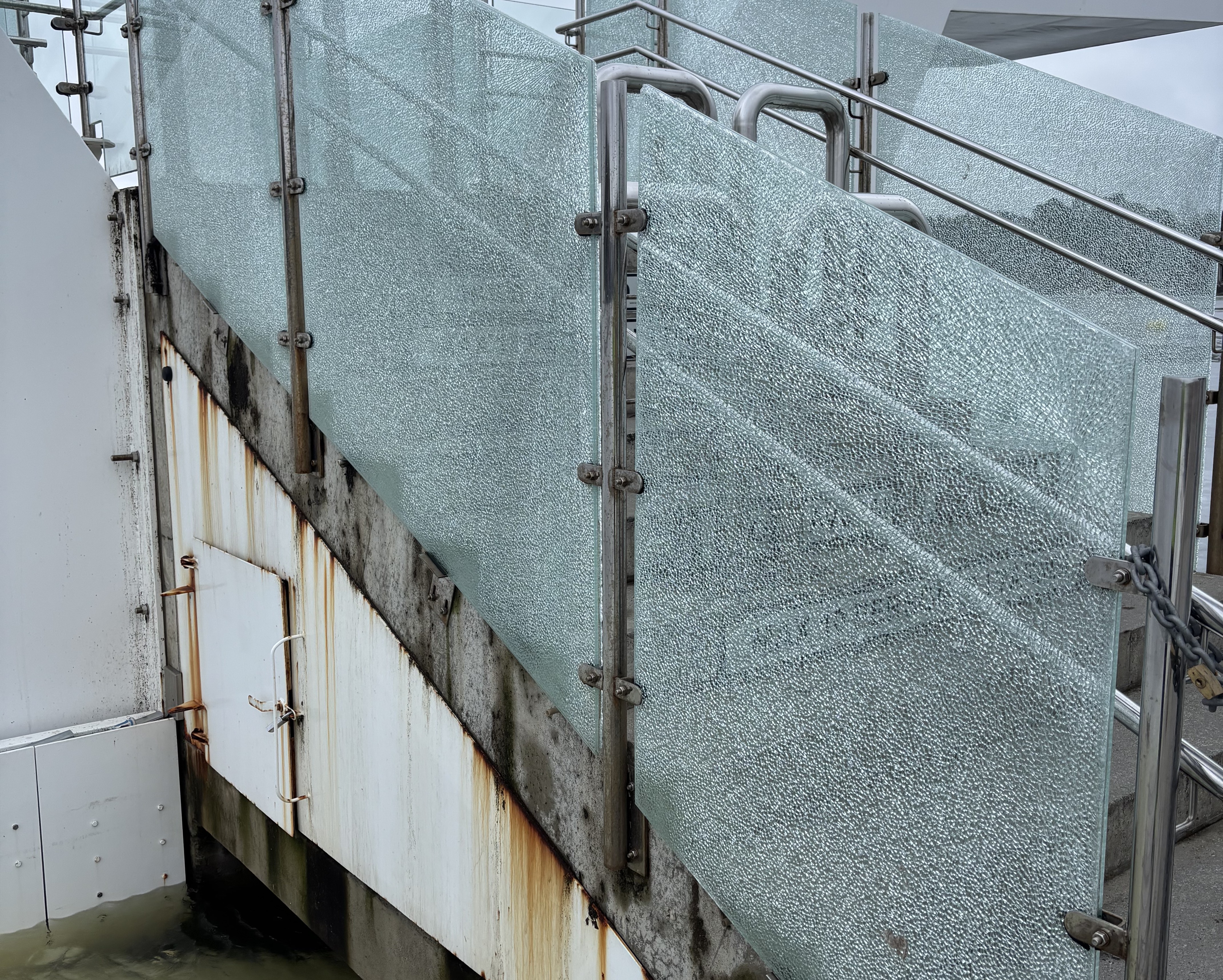 Bildet viser knust glassplate på stupetårnet på Kadettangen