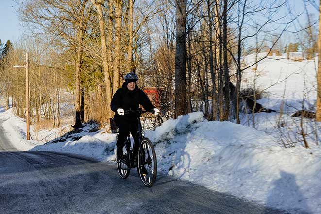 Bilde som viser kvinne som sykler på vinteren