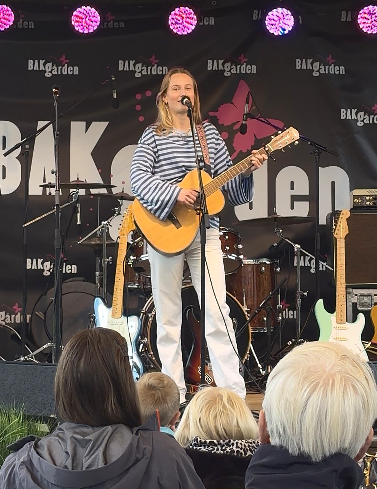 Bilde av artisten Emilie Therese Bull-Thoresen på scene.