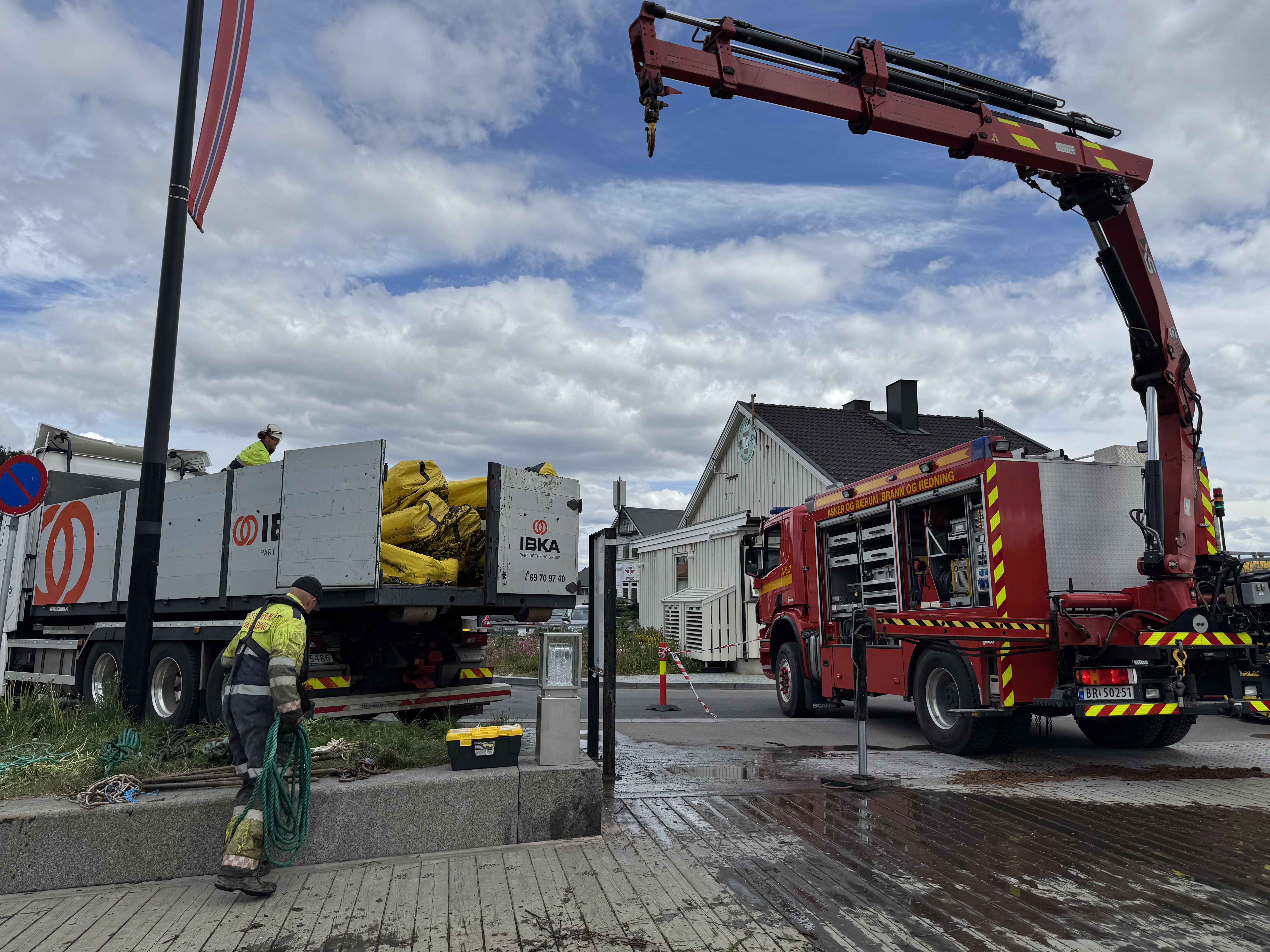 Brannvesenet fjernet lensene nederst i Sandvikselva 22. mai 2025.