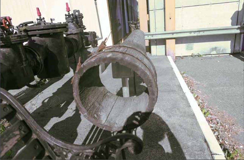 Foto av et gammelt vannrør i tre