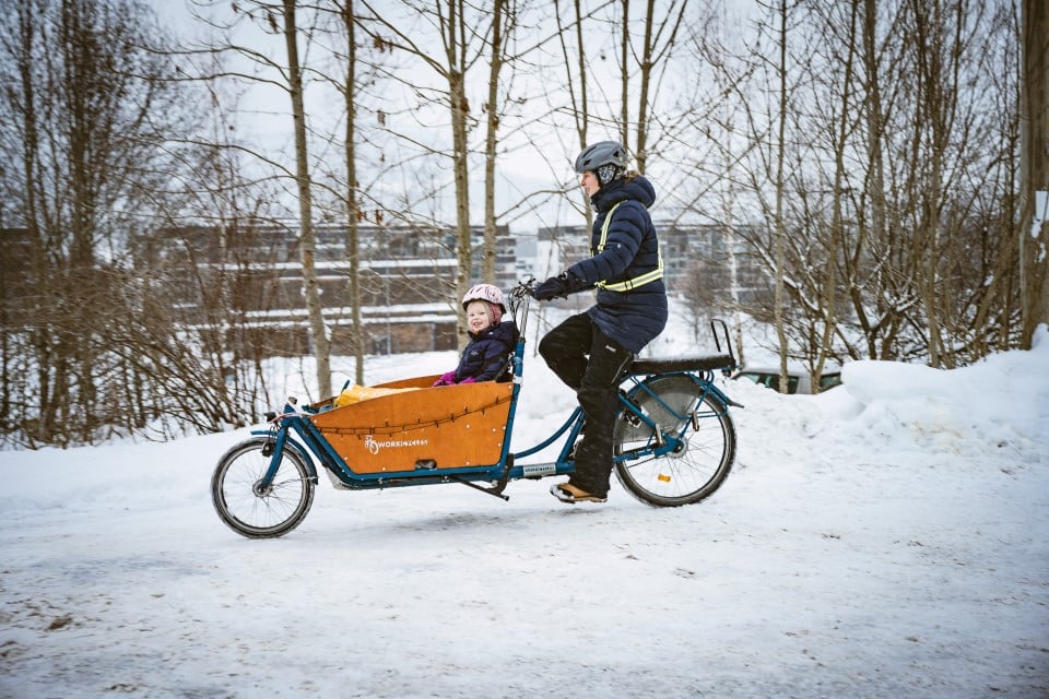 Vintersykling mor og barn. FotoTom Atle Bordevik