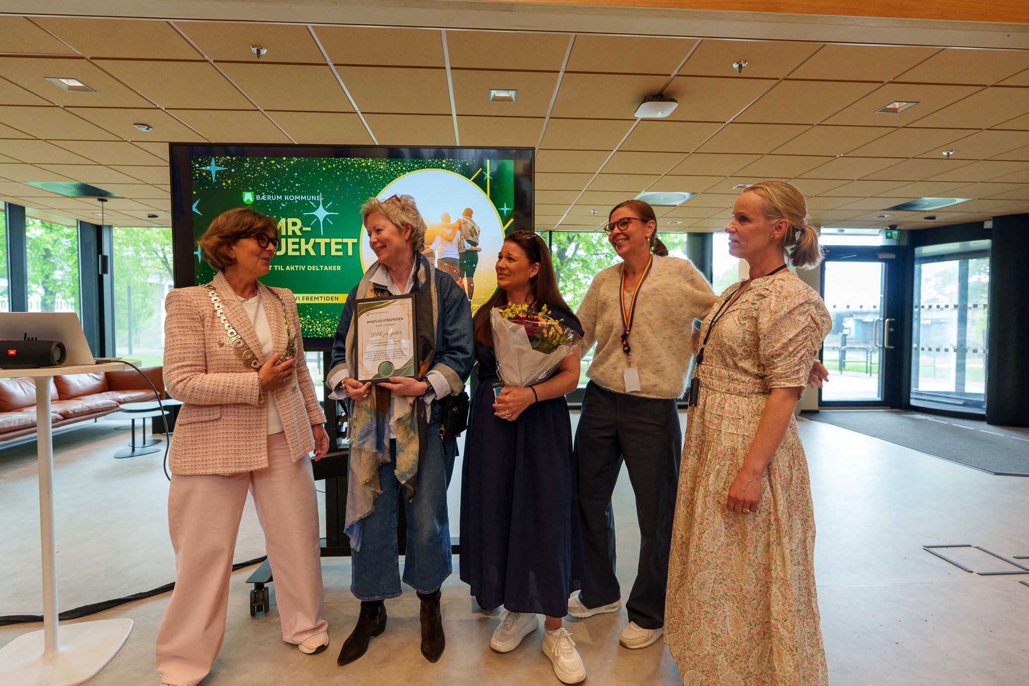 Ordøfrer Lisbeth Hammer Krog sammen med representanter for vinner av Innovasjonsprisen