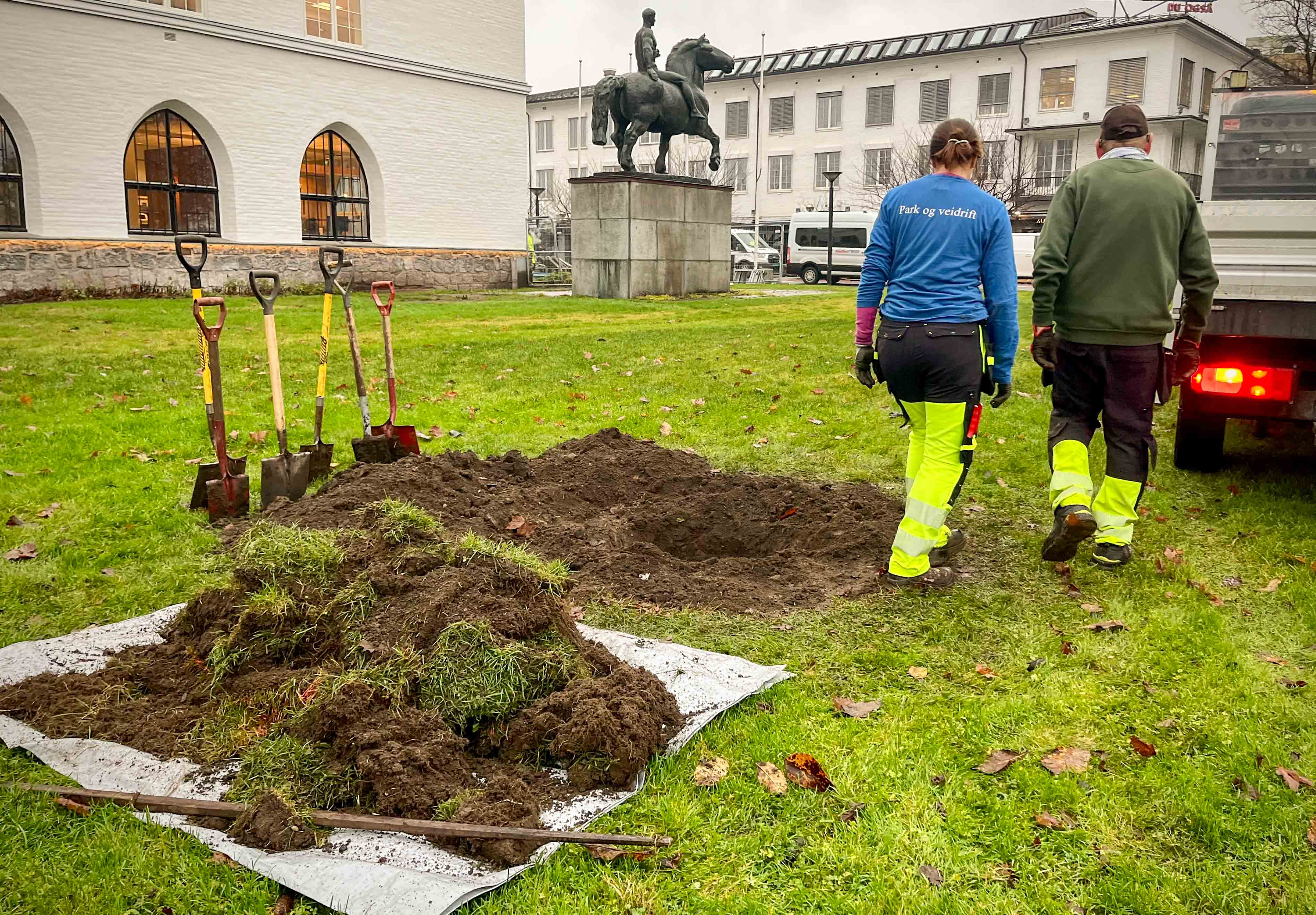 I fjor plantet vi 48 nye trær i Bærum. I 2026 håper vi å plante mer enn dobbelt så mange. Her graves det plass til en blodbøk utenfor Rådhuset i Sandvika.