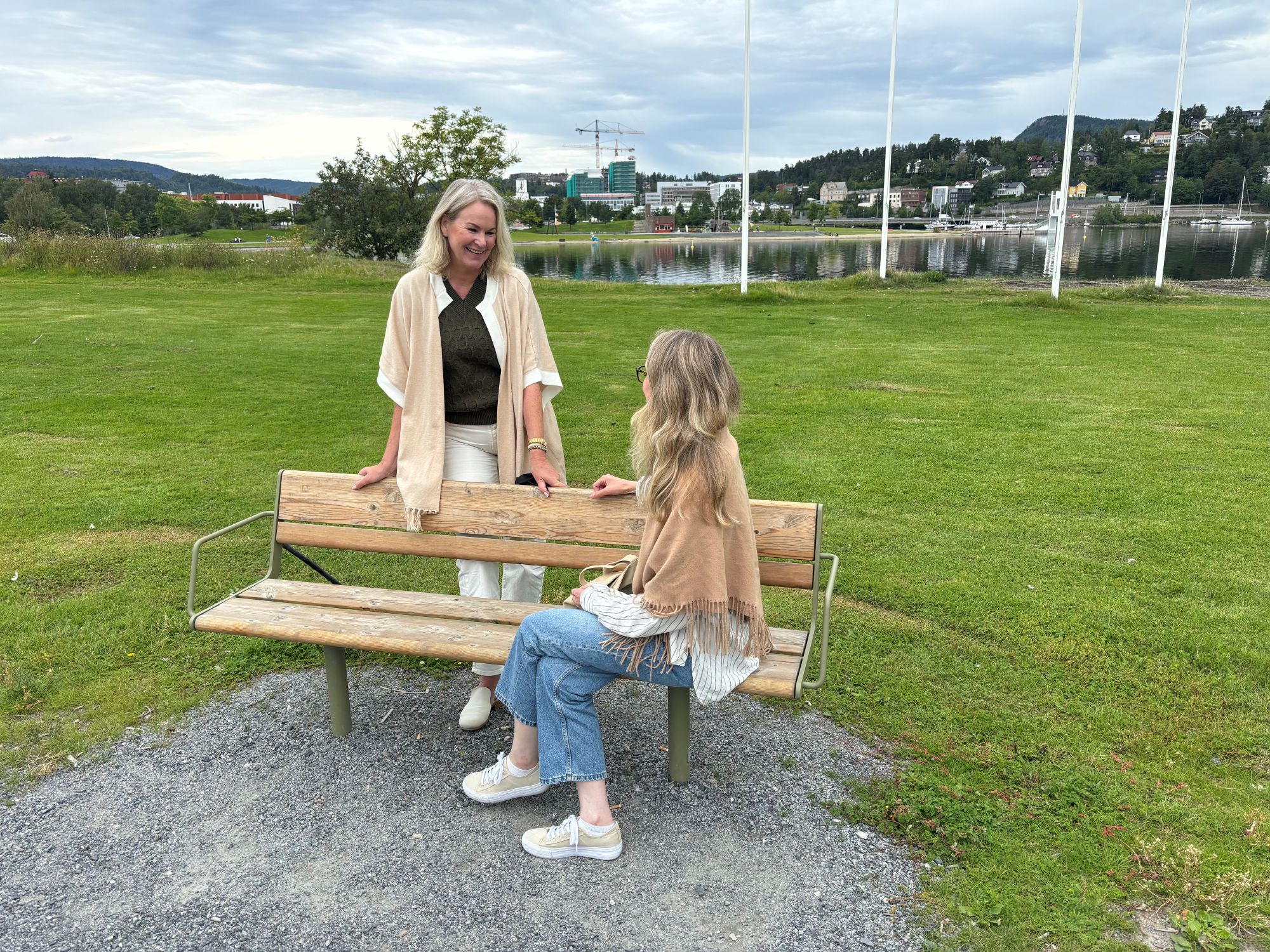 To damer ved en benk utendørs