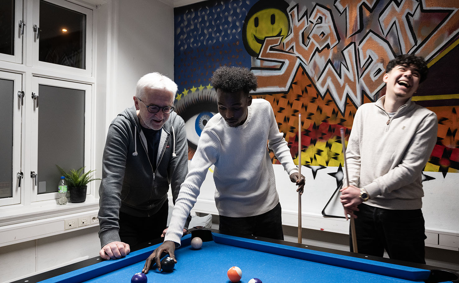 − Det er god stemning, smil og latter, sier Petter Høie om ungdomsklubben Fellesverket. – Det er en veldig fin møteplass.