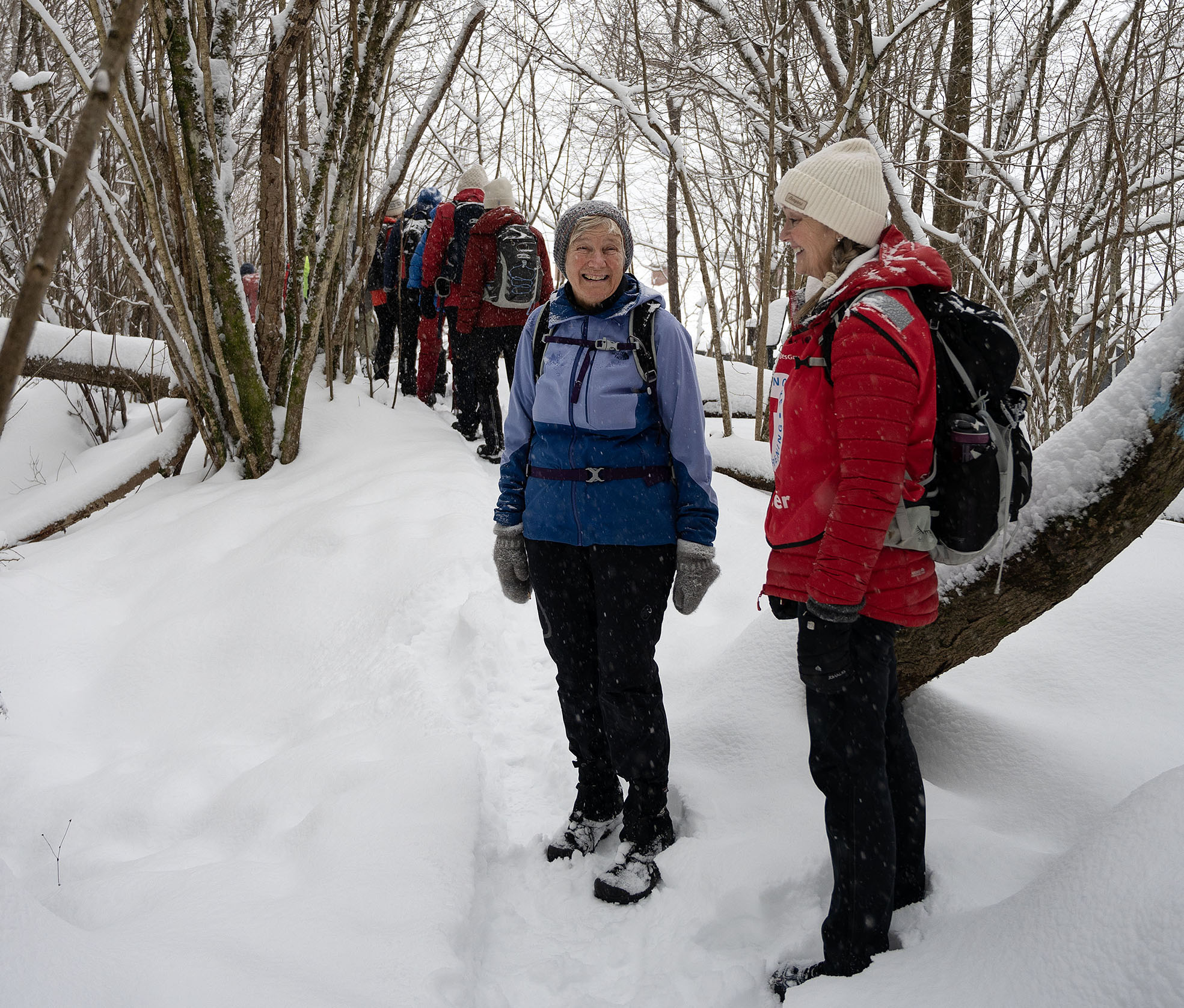 Berit Wetlesen trives på tur med Bærum turlag, her sammen med frivillig Anne Marie Hatteland Steimler.
