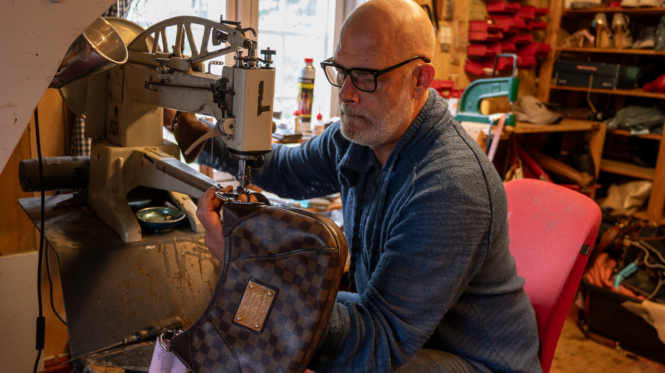 Det er viktig å være nøyaktig og forsiktig når dyre vesker skal få ny søm. Denne symaskinen kan sy gjennom lær og skinn.