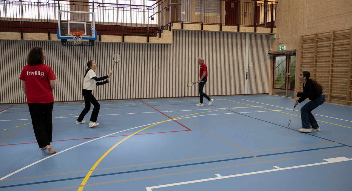 Emilie og Selma på 7. trinn setter stor pris på etter skole-tilbudet til Røde Kors på Emma Hjorth.