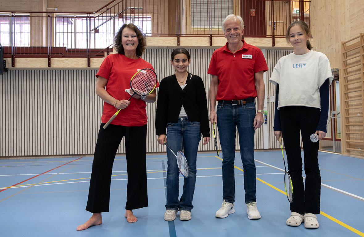 Kristin Lundegaard og Espen Moe synes det gir mye glede å være frivillige på etter skole-tilbudet, her sammen med Selma og Emilie på 7. trinn.