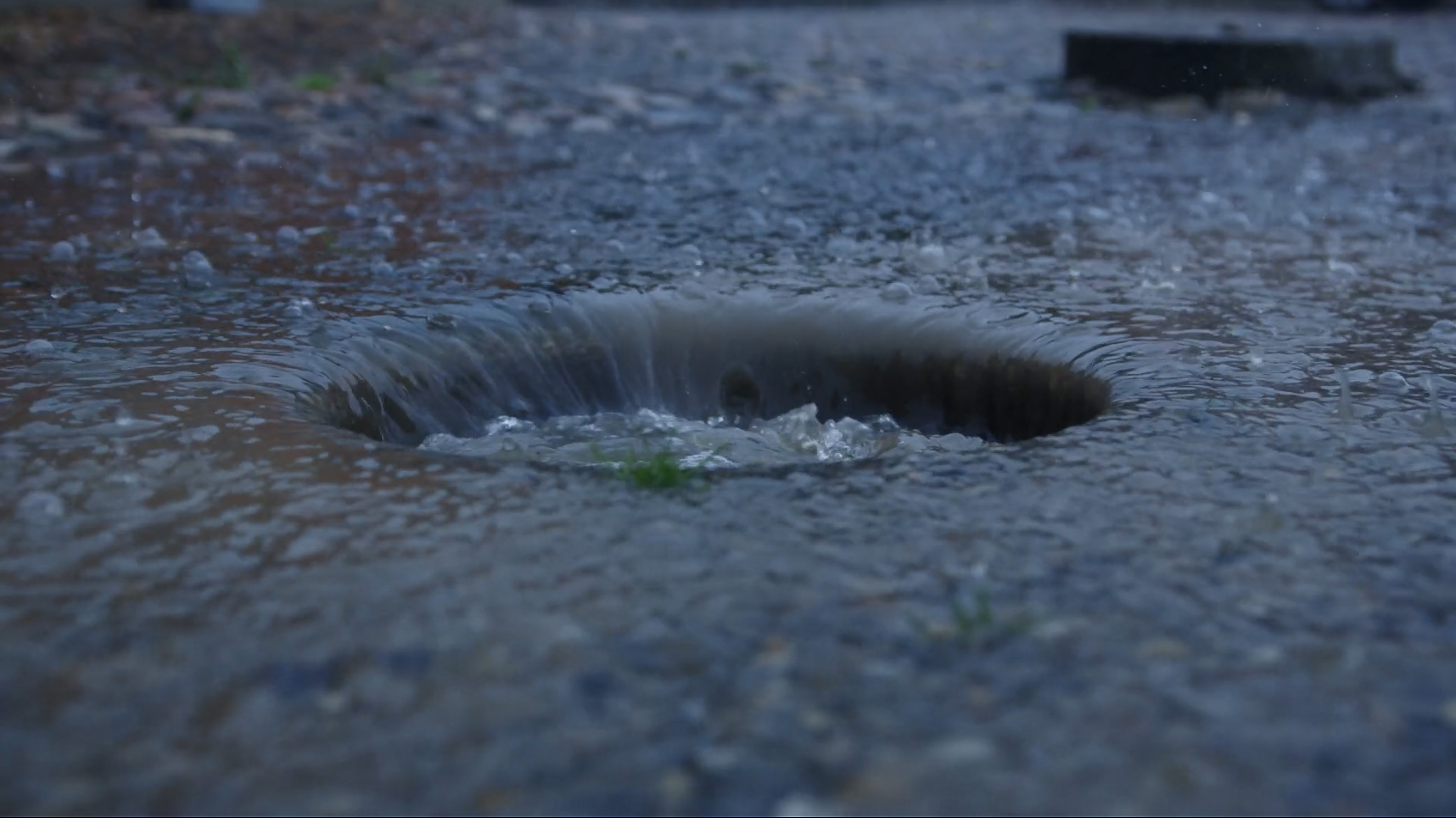 Bilde av regn i kum uten kumlokk