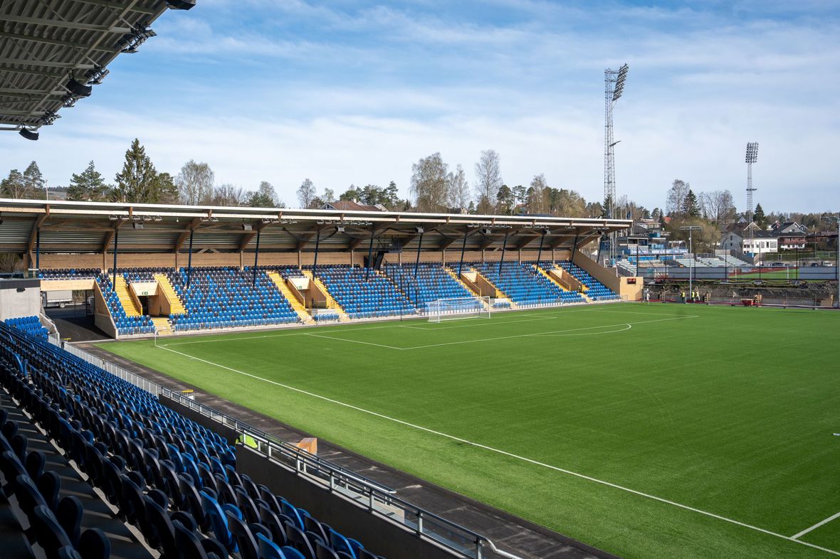 Nye Nadderud Stadion sett fra langsiden.