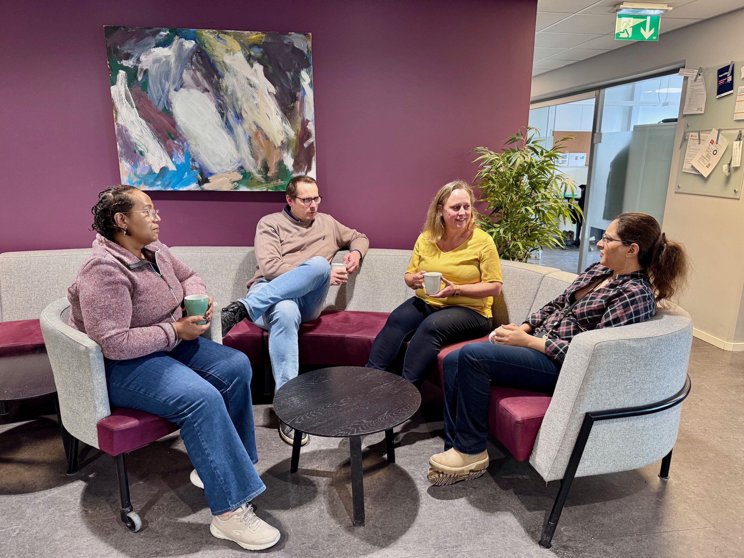 – Det har vært veldig fint å komme inn i et arbeidsmiljø, og se hvordan hverdagen er i det norske arbeidslivet, forteller Maryam.