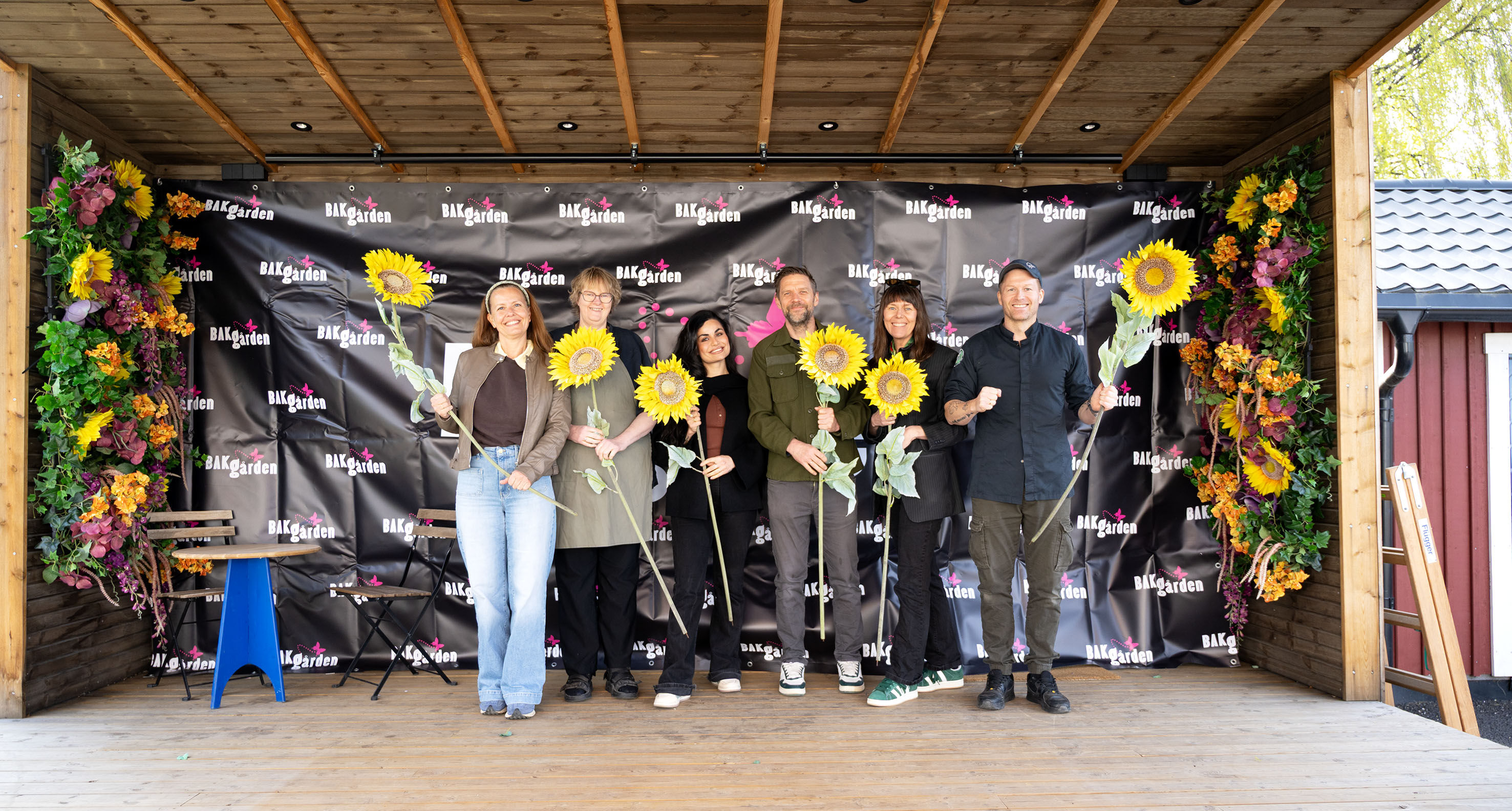 Bakgårdssjef Kristin, baker for Høl i CV-en, Trine, daglig leder Behnaz, avdelingsleder for Akthe-huset, Richard, Tonje fra Kultur og samarbeid og Kenneth, leder for Høl i CV-en.