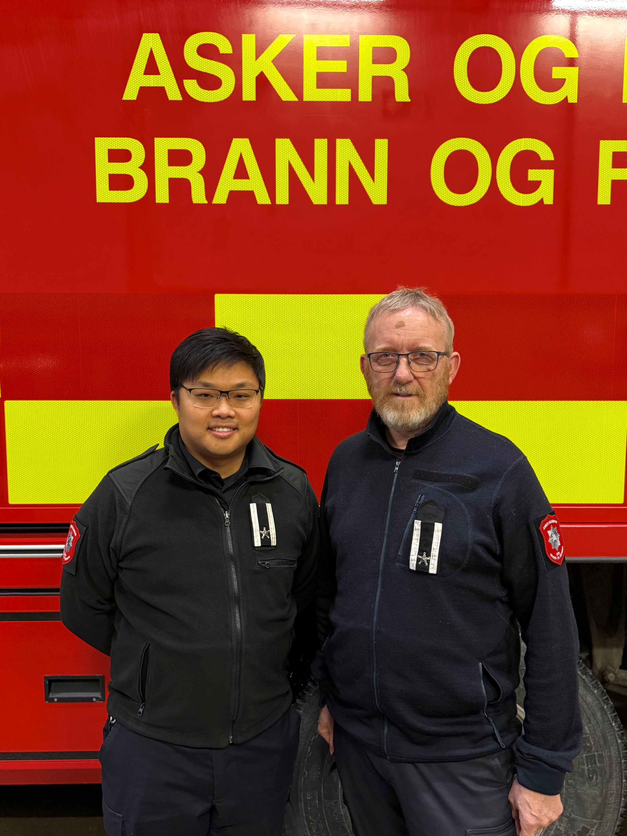 – I rekkehus og kjedehus bygget før 1985 kan faren for brannspredning generelt være større, sier seksjonsleder John Arne Karlsen i Asker og Bærum brann og redning. Her sammen med branninspektør Chi Leung Chan. 