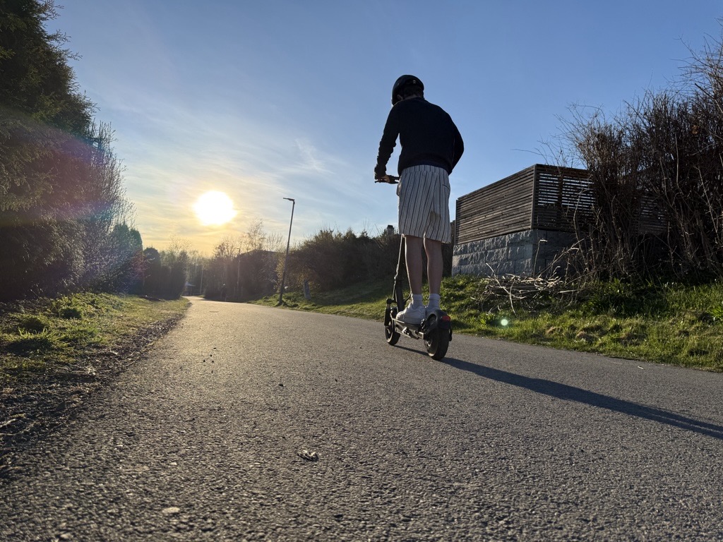 Elsparkesykler brukes til skole, jobb og fritidsaktiviteter, og har blitt en del av hverdagen for mange barn og ungdommer i Bærum.