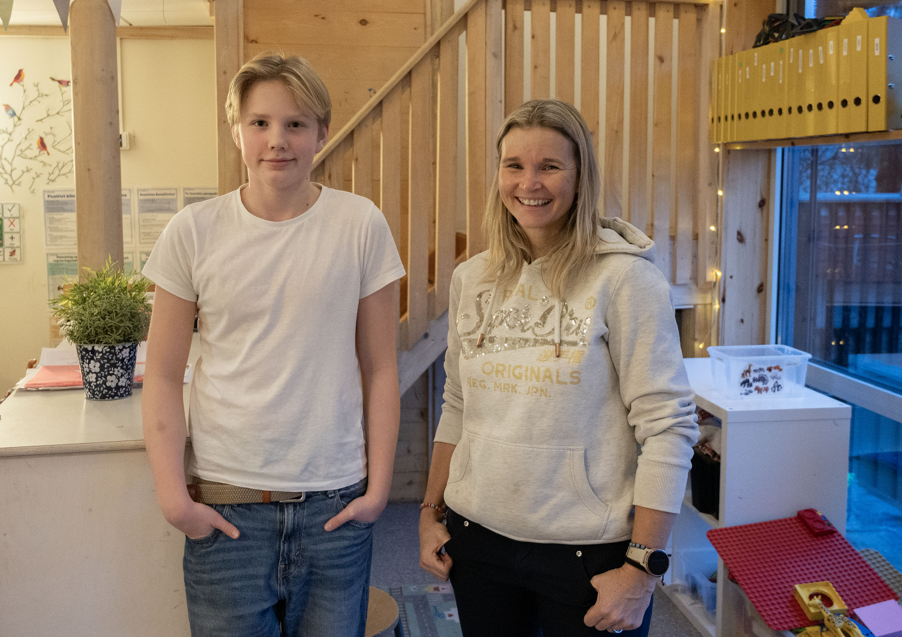 Lekeressurs Nilas Sæth Lille og fagarbeider på avdeling Gulveis, Latoya Clinkscales.