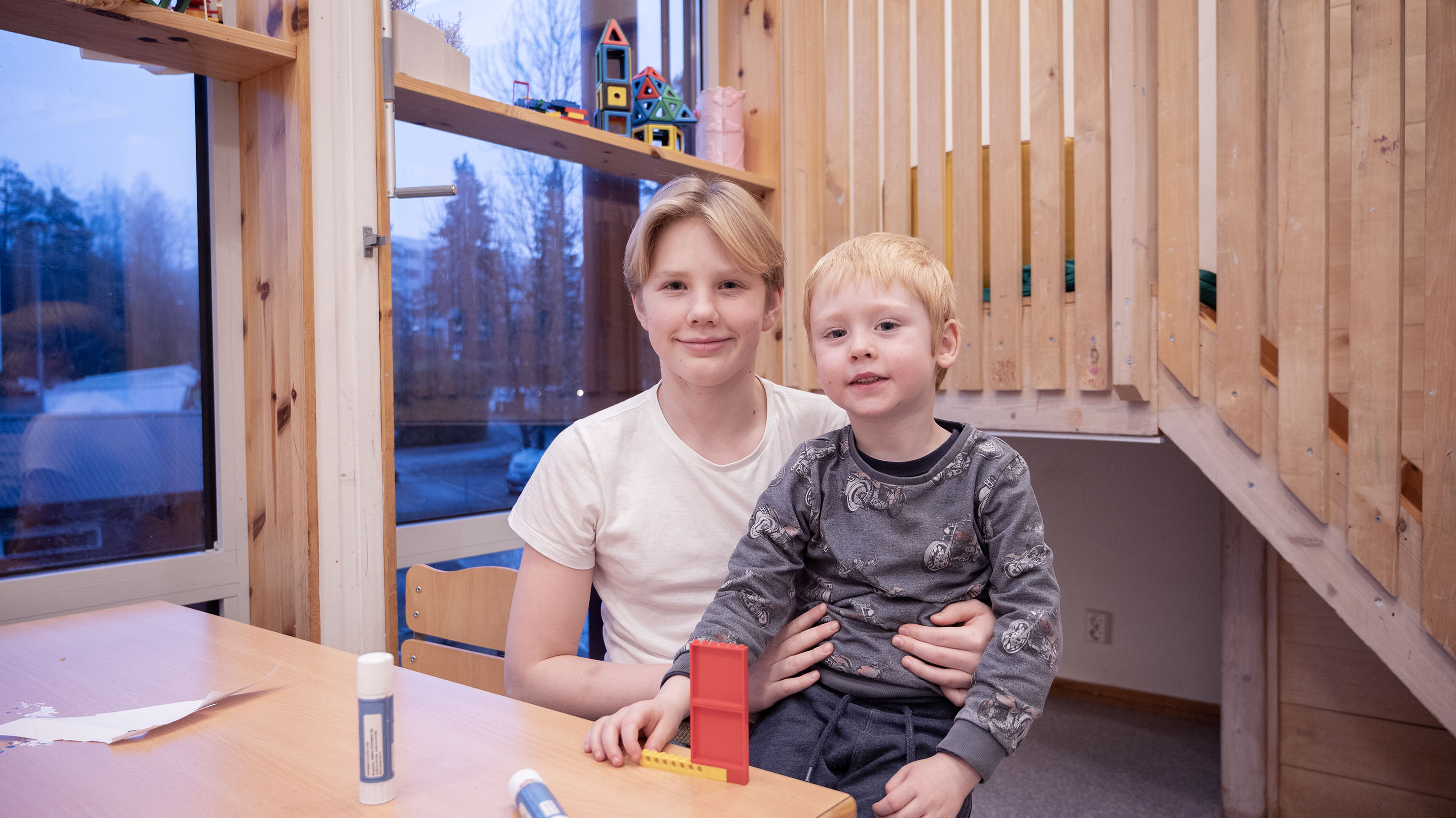 – Nilas kan bære meg! Det forteller Edvard, som synes det er gøy å ha Nilas i barnehagen.