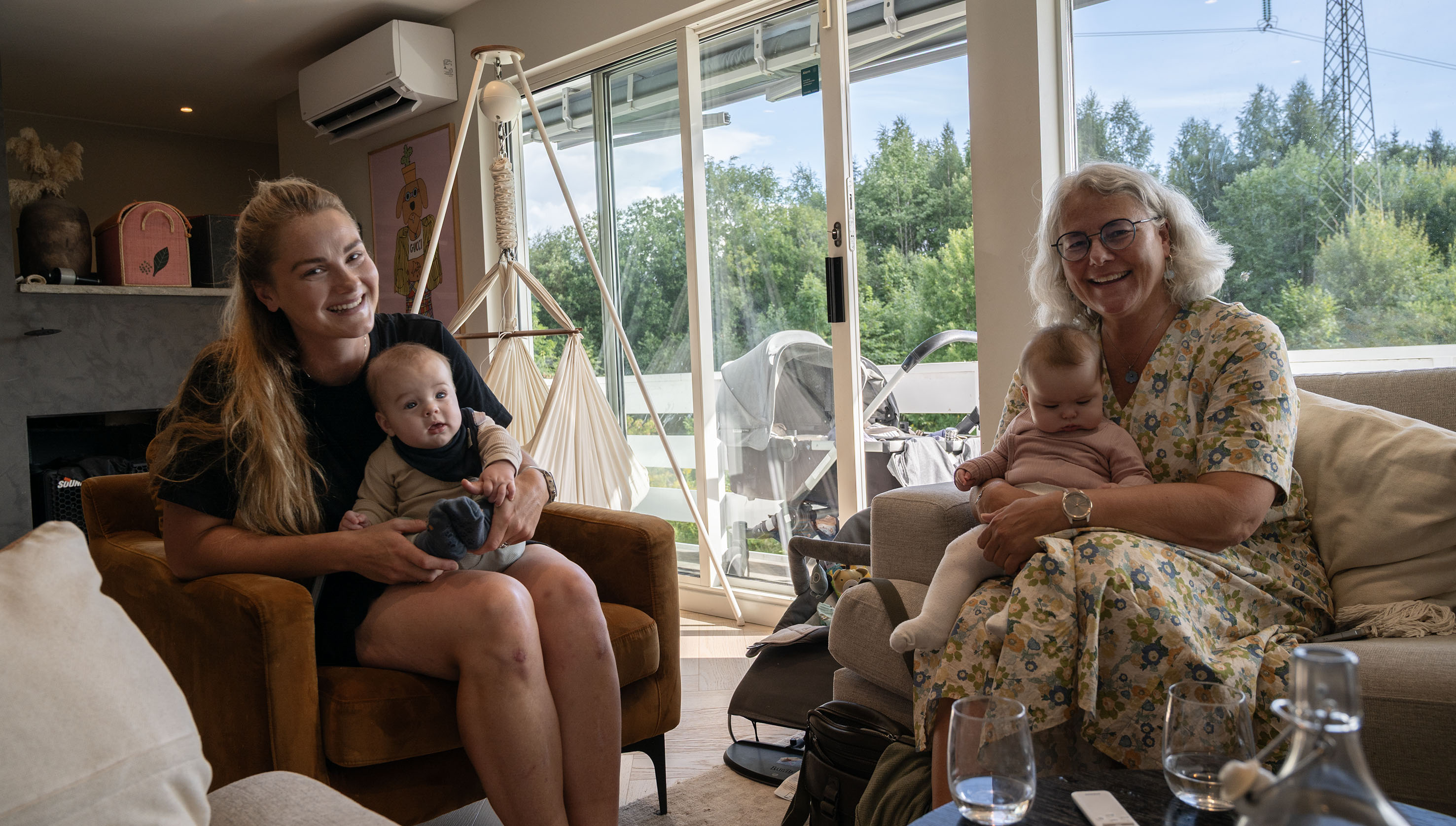Maiken Skalmeraas setter stor pris på å få besøk av familiekontakt Ulrike Rode fra Home Start. 