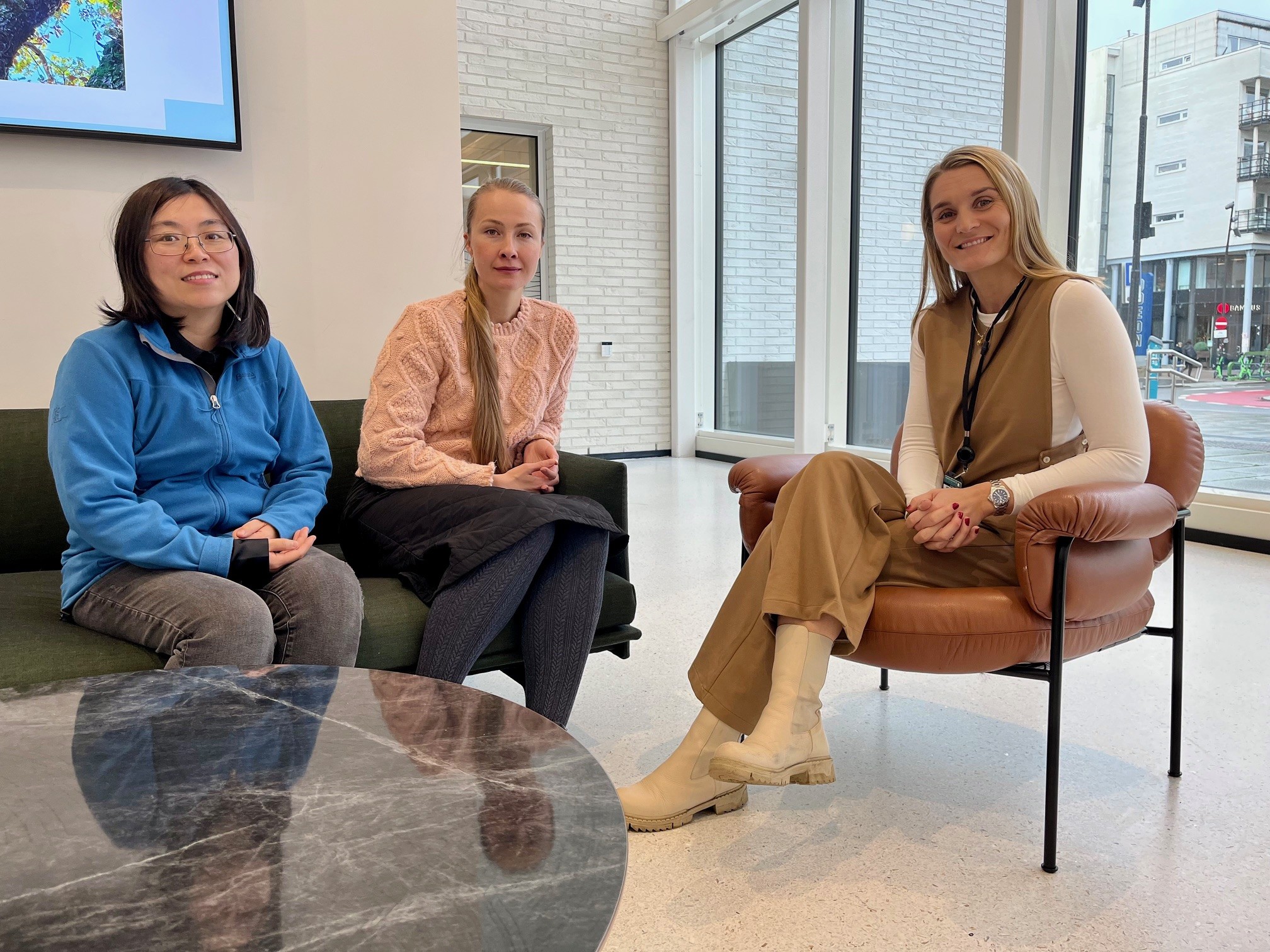 Jia Li og Maiia Holovko anbefaler ICDP-kurset til andre foreldre som har vokst opp i en annen kultur enn det barna gjør. Her sammen med kursholder Lena Matre Nilsen. 