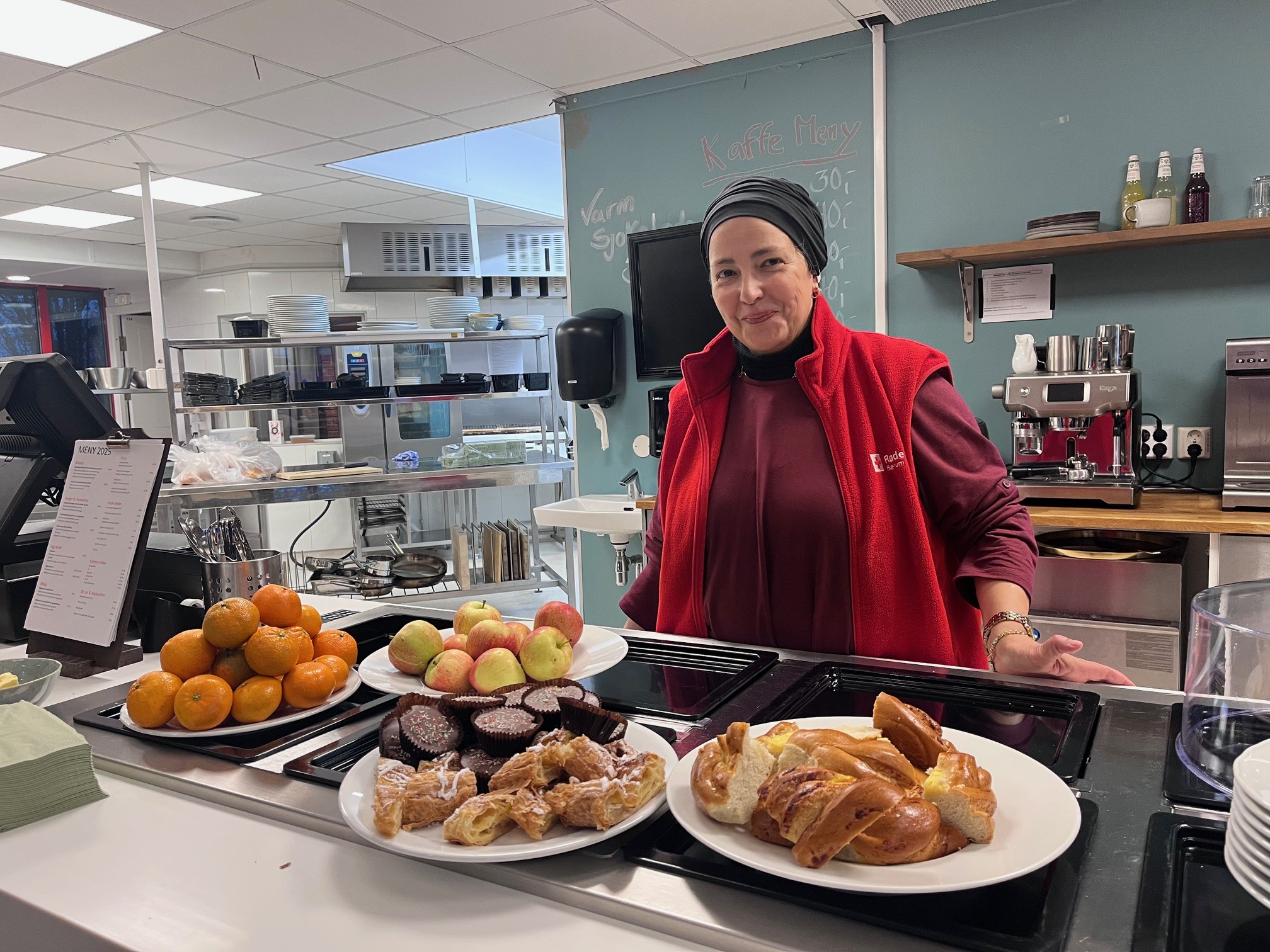 På Familiekaféen tilbyr Røde Kors gratis middag og barnepass mens foreldrene er på kurs. Najat Derraz er miljøarbeider og aktivitetsleder for Familiekaféen.