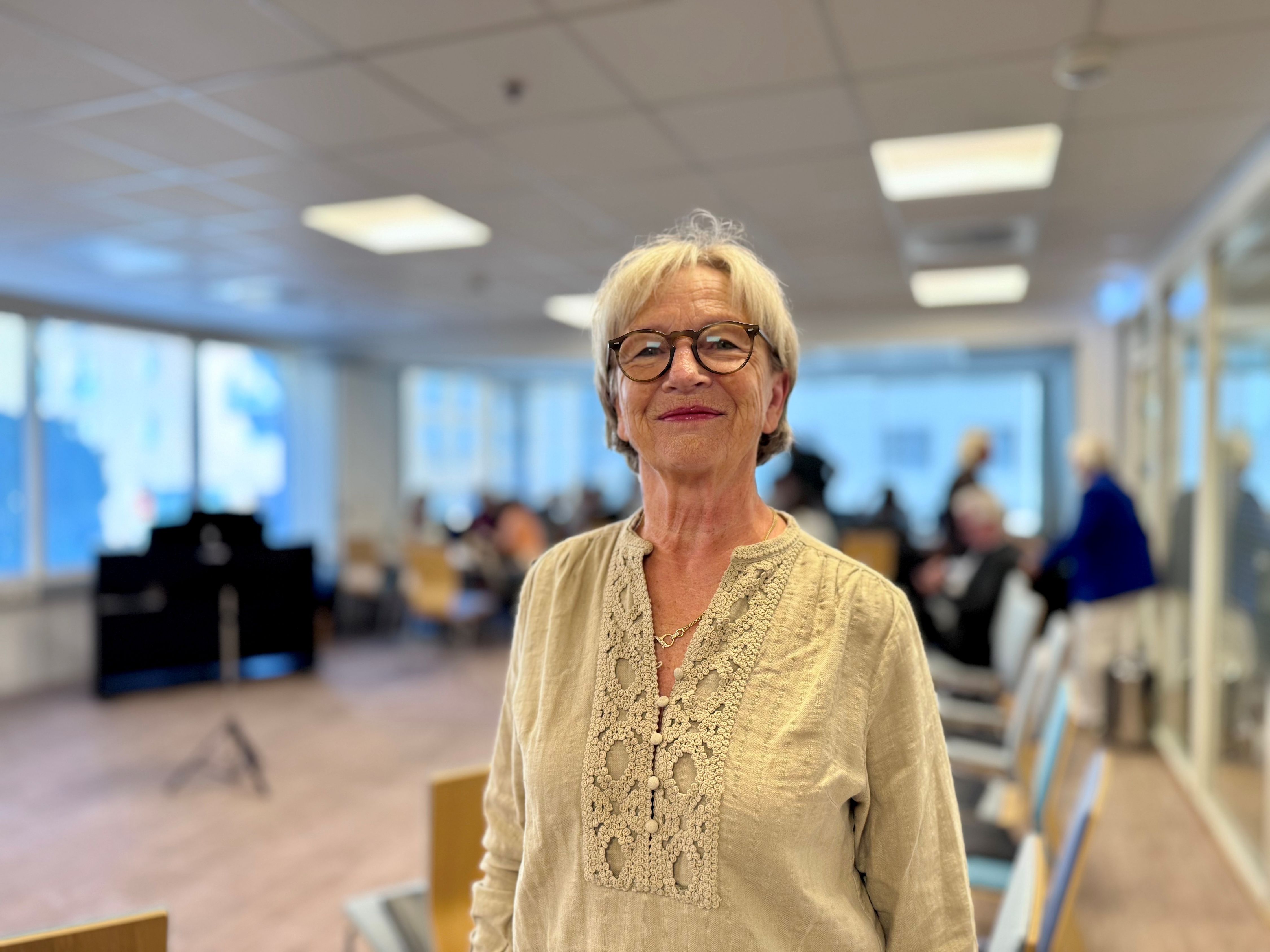 Gunnhild Corwin følger venninnen sin til korøvelse.
