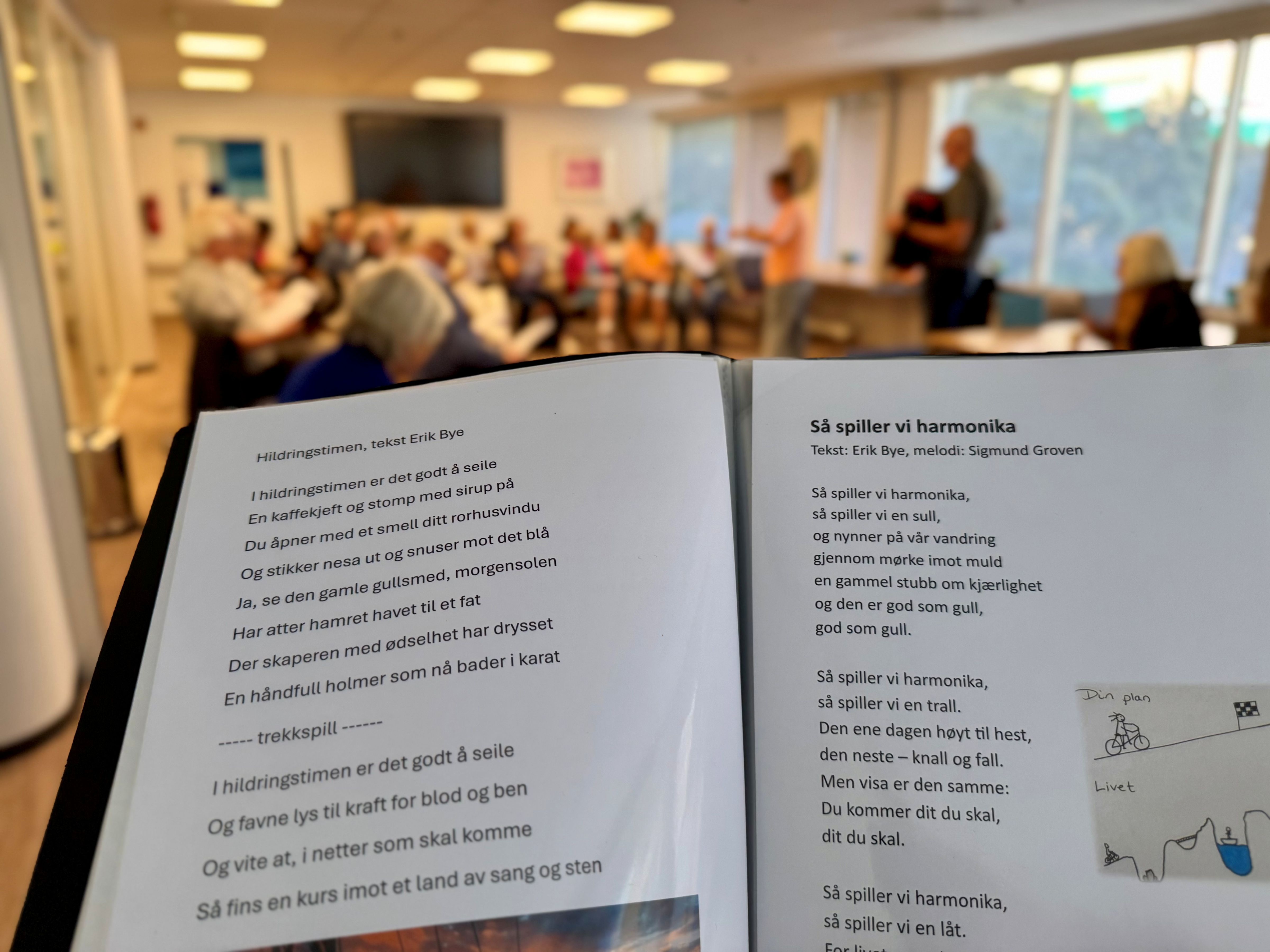 – De gamle sangene vekker mange minner. Koristene kan ofte fortelle historier om tekstene eller dem som har skrevet sangene, og det er flott å høre, forteller musiker Gunder Gundersen.