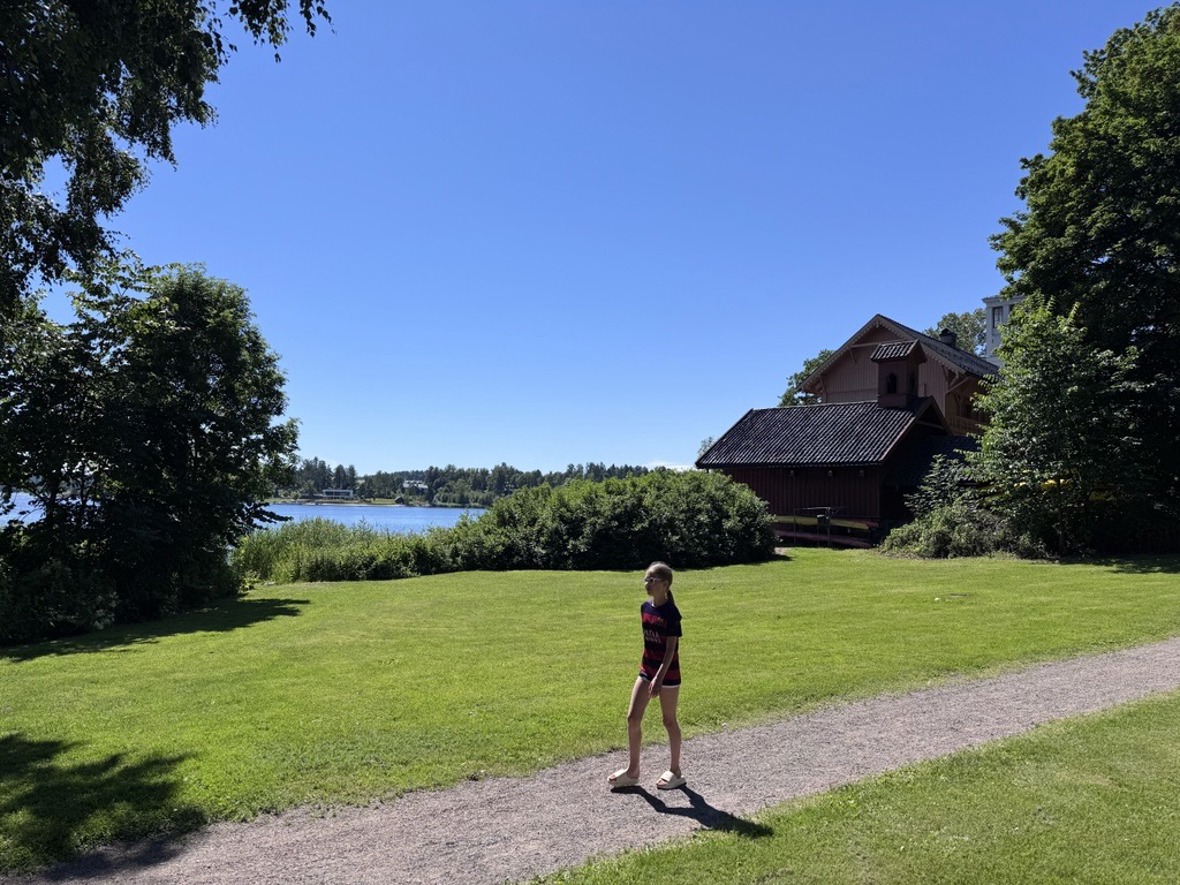 Kyststien begynner innerst i Bjørnsvika, og fortsetter rundt Kjørbo.