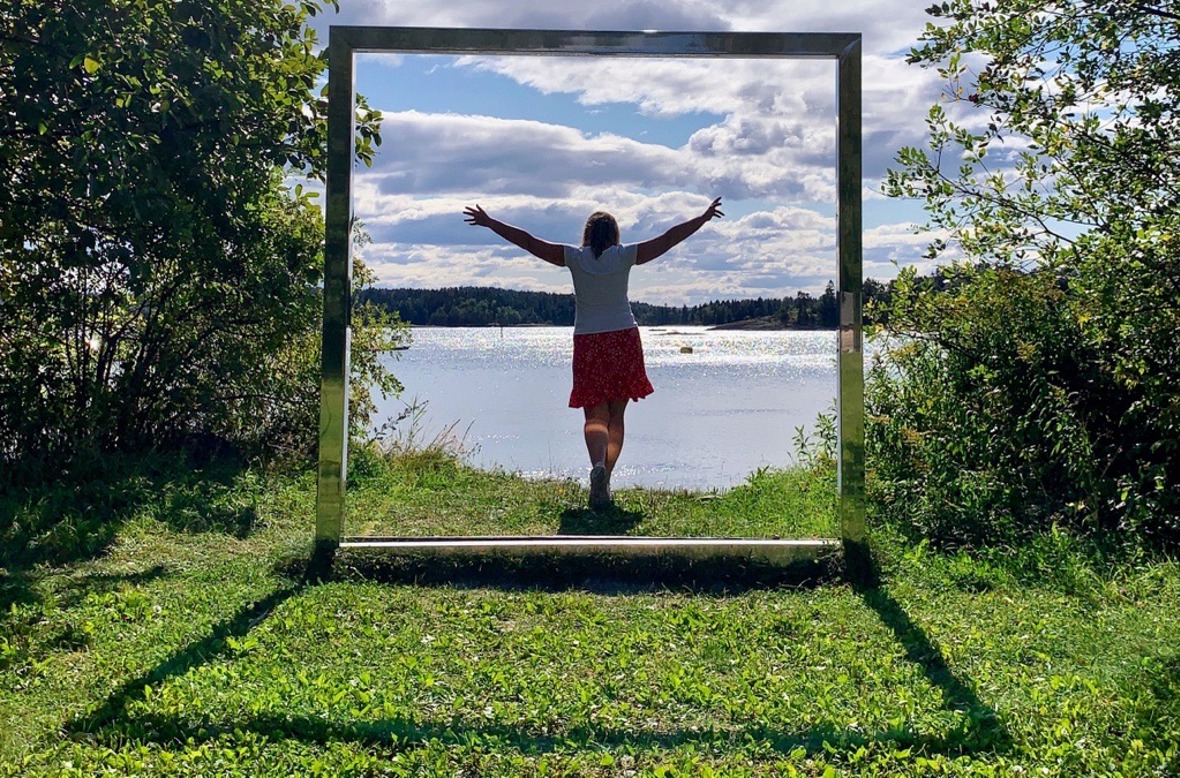 Langs kyststien kan du også oppleve kunst. Her er Lise Wulff og Vigdis Storsveens Unfolded landscape 3 ved Sjøholmen.