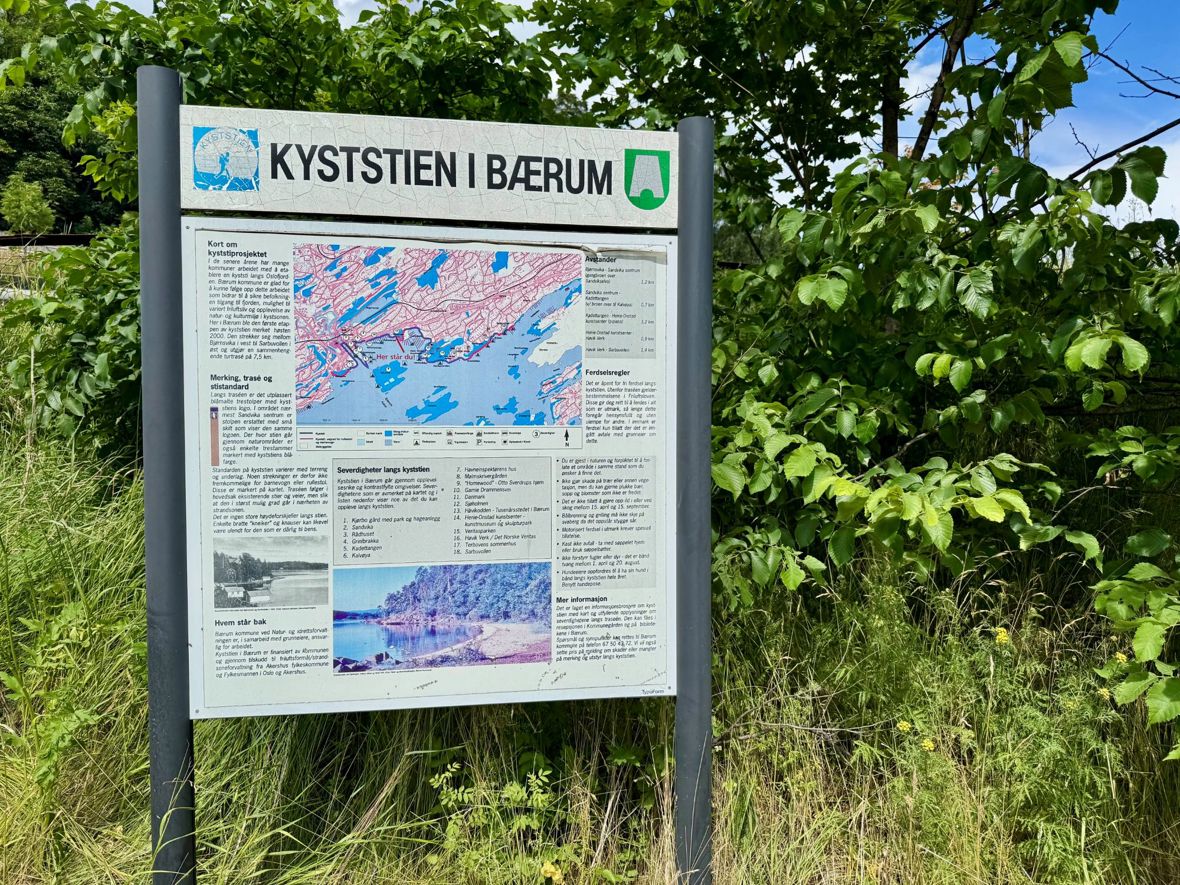 Langs kyststien er det satt opp skilt og stolper som viser hvor stien går.