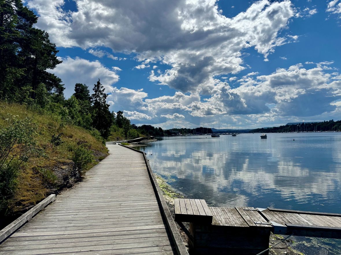 Kyststien på trepromenaden utover Oksenøya.