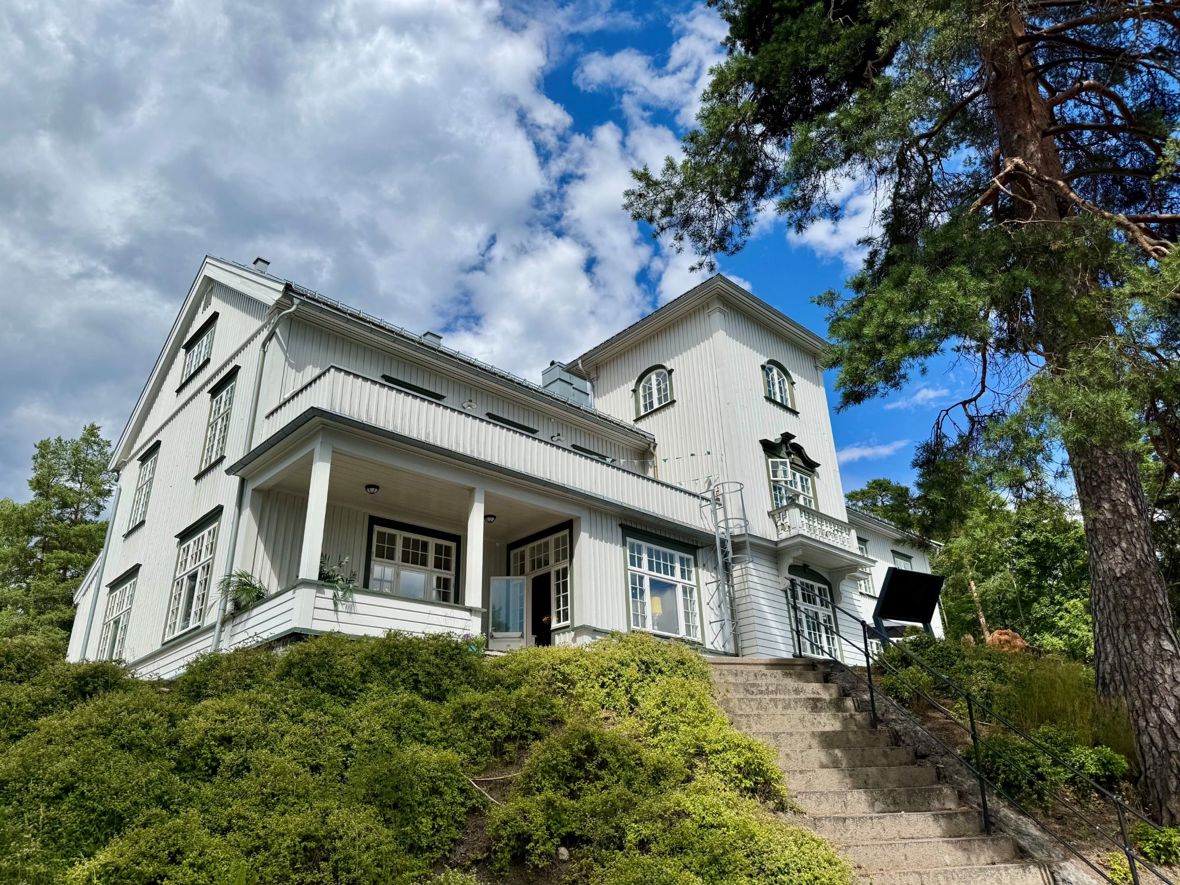 Kyststien går forbi Sjøholmen Kulturhus.