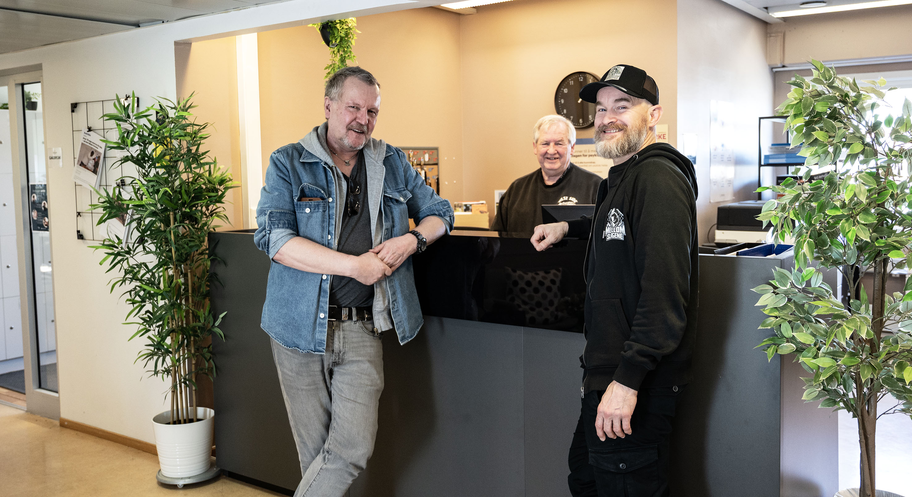 – På Fontenehuset er det mange ulike oppgaver man kan bidra i, forteller Yngvar (i midten). Her sammen med Asbjørn og Joakim i resepsjonen til Fontenehuset. 