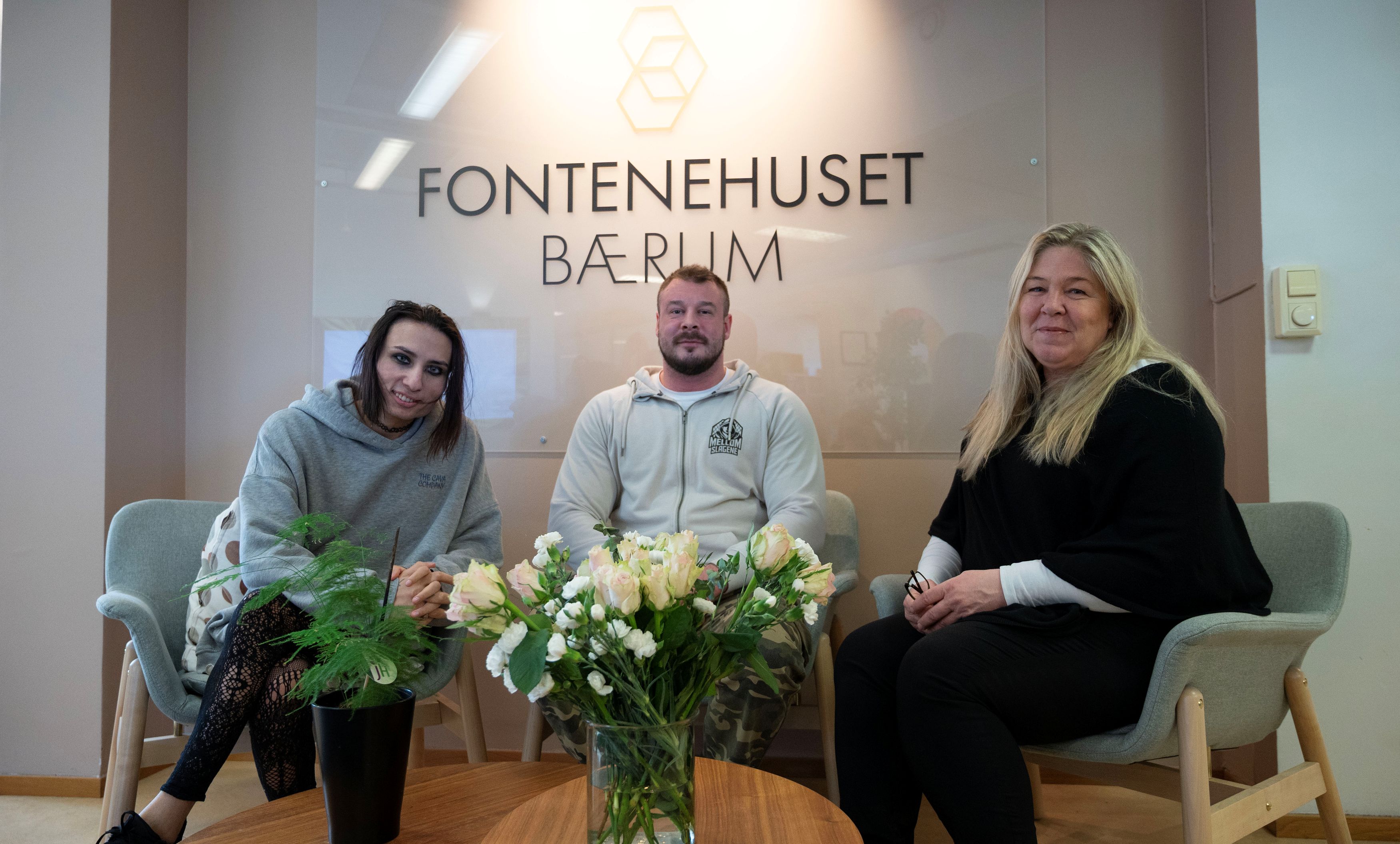 – Medlemmene har en viktig rolle i driften av huset og utformingen av tilbudet. Det er med på å skape mestringsfølelse og en opplevelse av å bidra, forteller daglig leder for Fontenehuset, Cecilie Hirsch Tjersland. Her sammen med medlem Aena og praksisstudent Paul. 