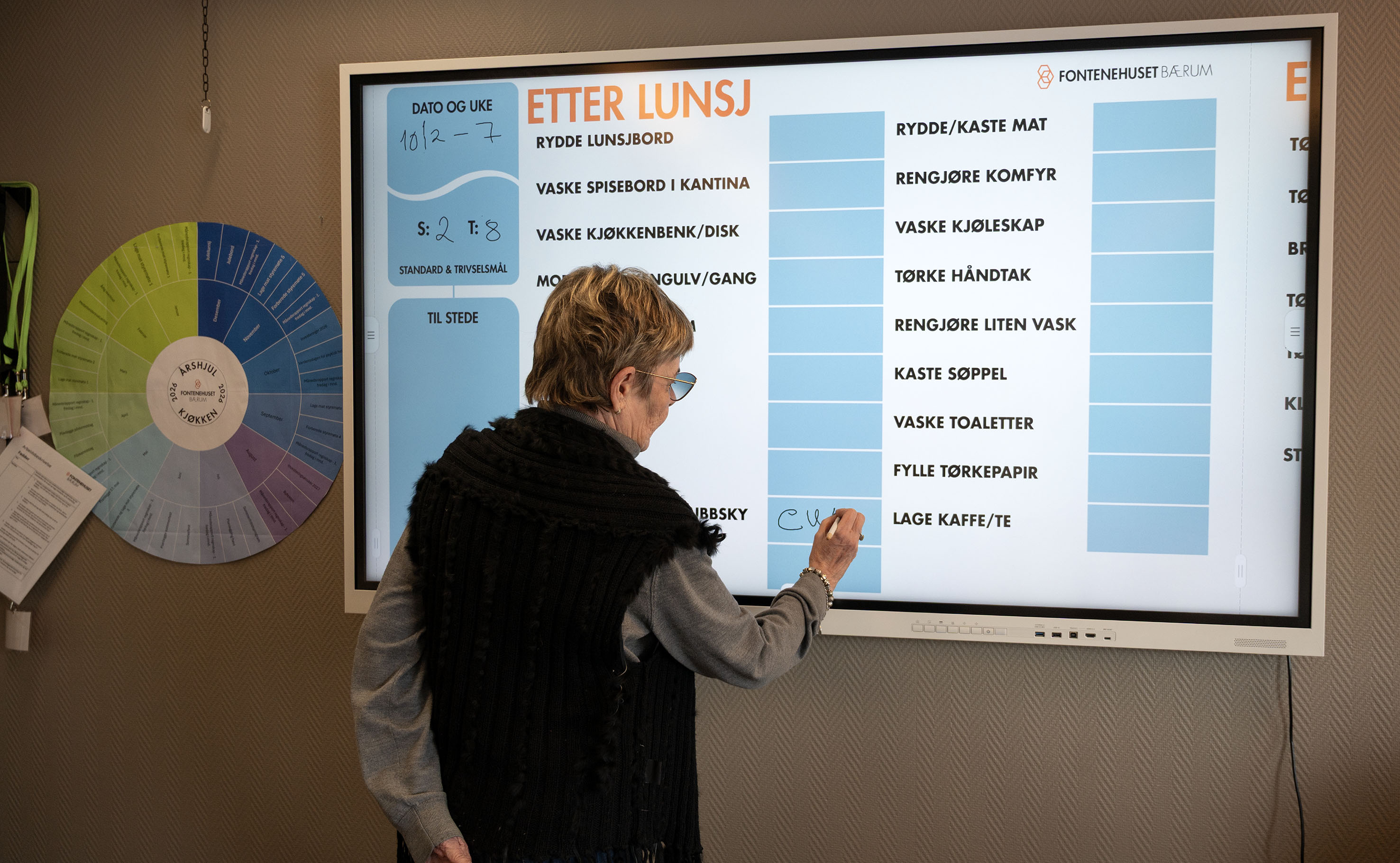Den digitale arbeidstavlen viser dagens oppgaver på Fontenehuset.