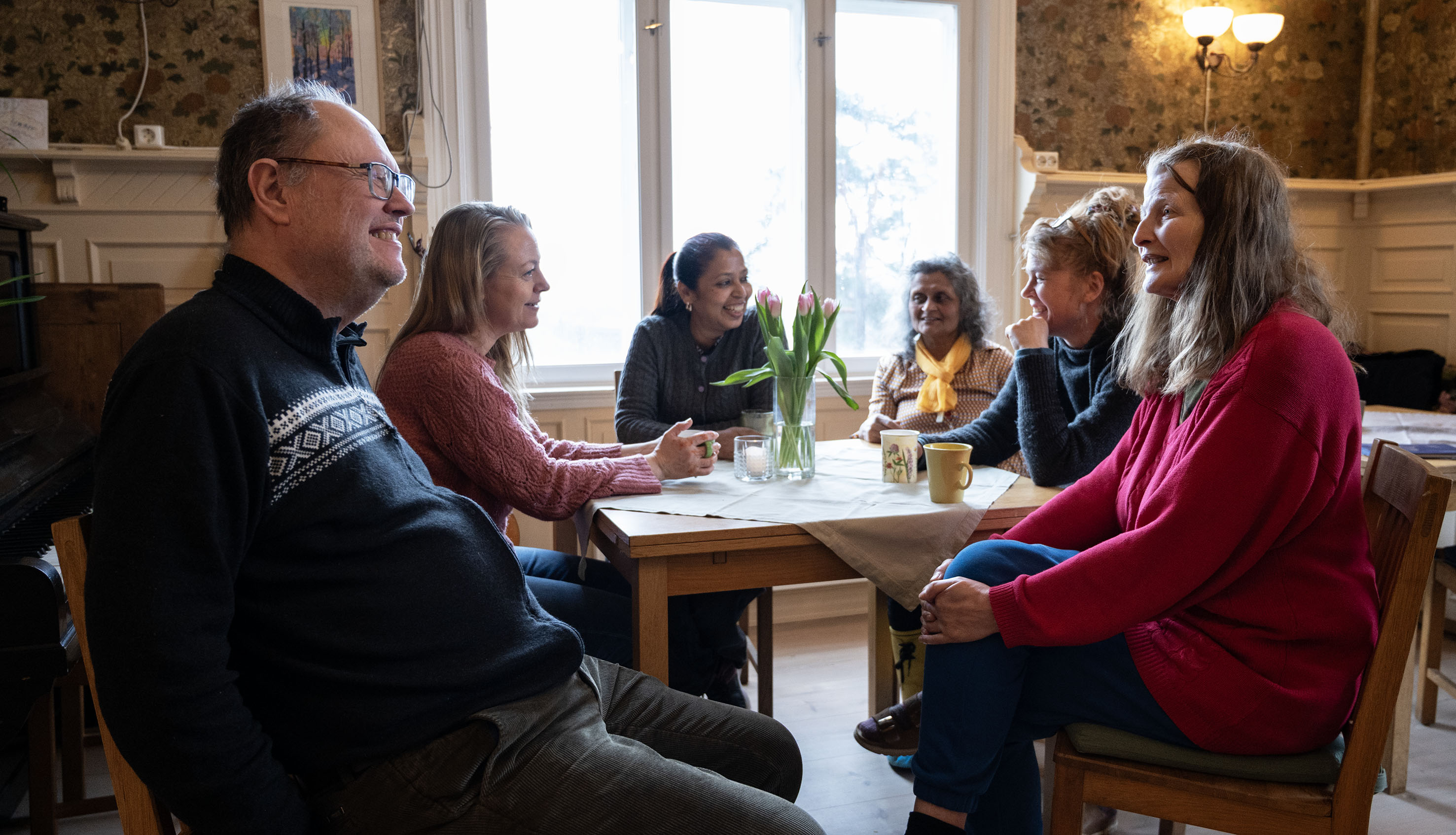 På Villa Walle får man oppleve fellesskap og å gjøre noe man kan glede seg til og glede seg over, forteller daglig leder Marianne Brusgaard (nummer to fra høyre).