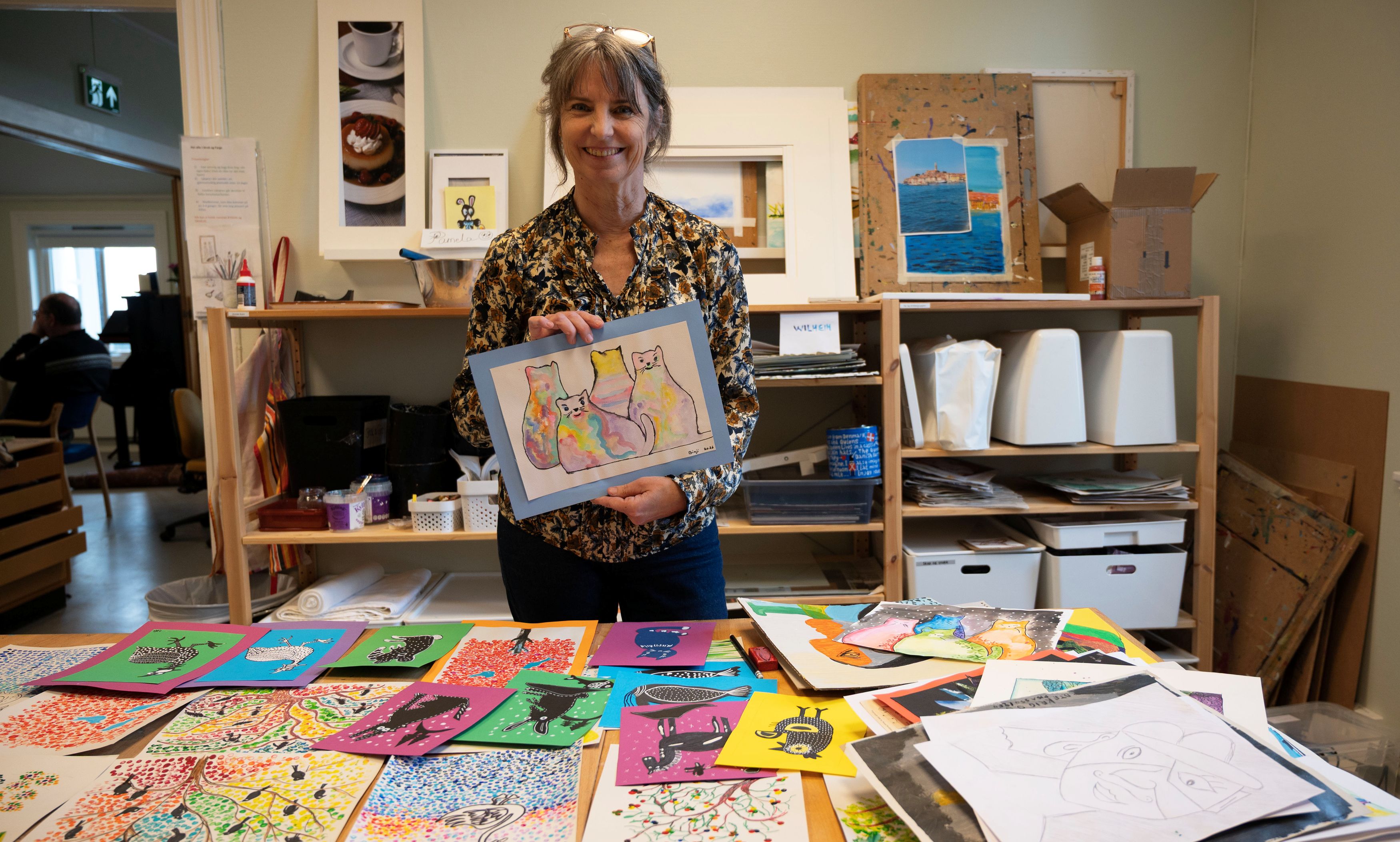 Skap og snakk med Lesley er en populær aktivitet på Villa Walle, hvor deltakerne kan teste ut ulike teknikker innen kunst og håndverk.  Mange flotte kunstverk har blitt til i denne gruppen. Her viser kursholder Lesley frem noen av dem.