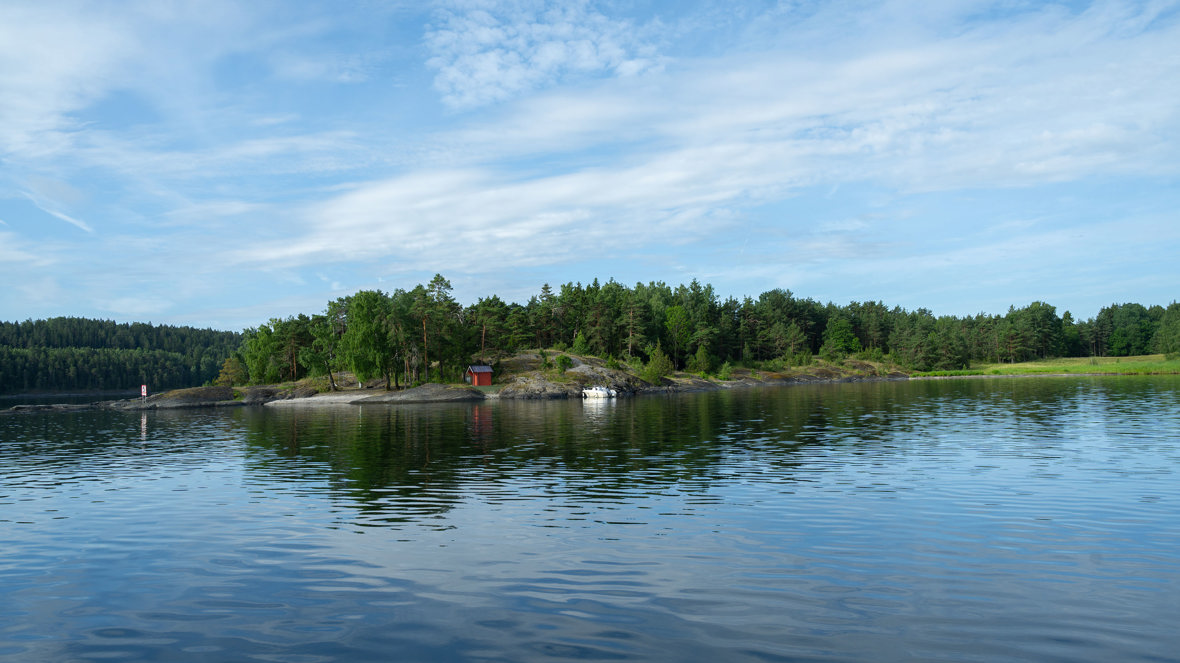 Borøya fra nordøst. Øya har gode muligheter for telting på begge sider. Foto. Ragnhild I. Hoem