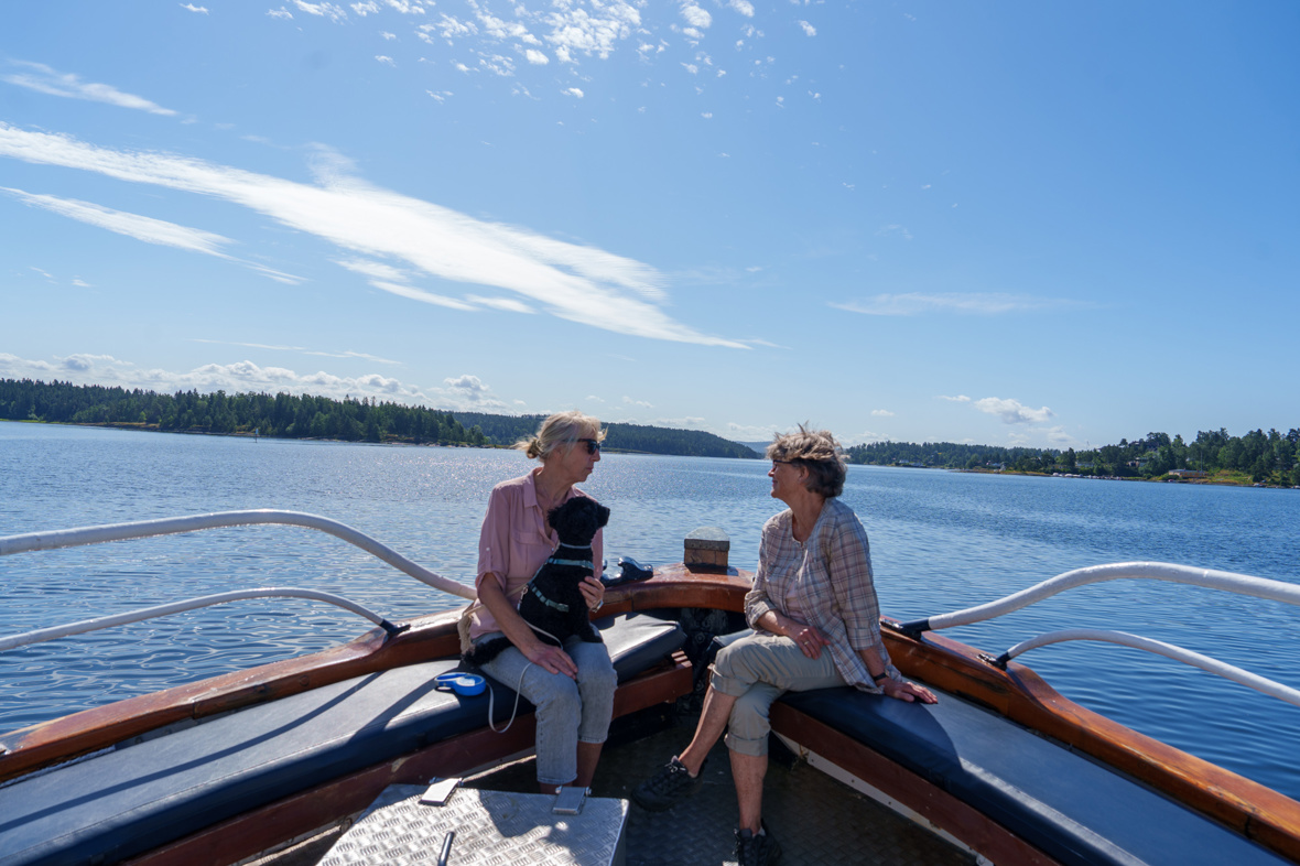Venninnene Grethe og Irene ser frem til en flott dag på Brønnøya, hvor Grethe er vokst opp og Irene har hytte. De setter stor pris på å ta turen ut med Rigmor. Foto: Espen Wang-Naveen