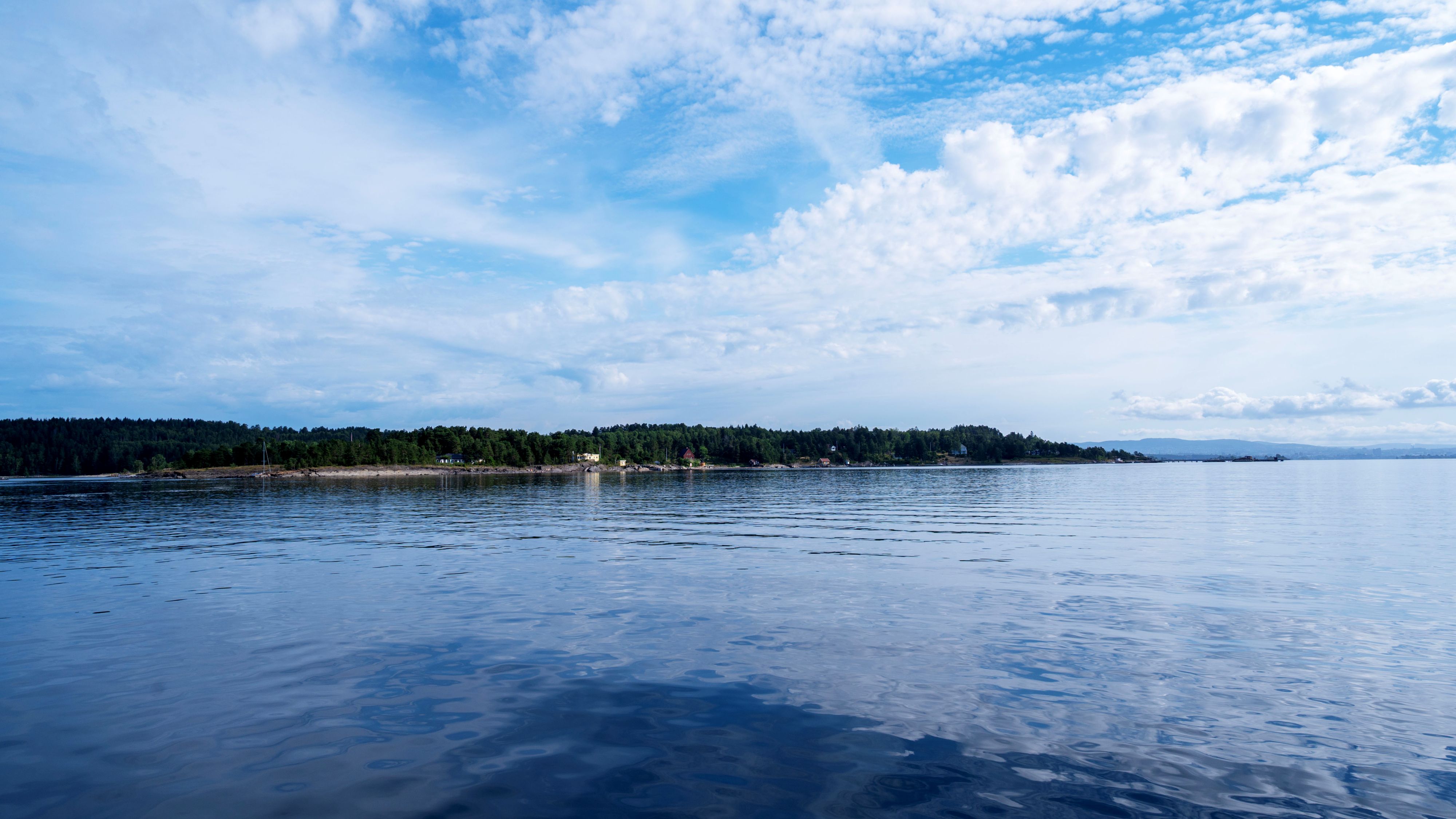 Ostøya er Bærums største øy. Store deler av øya er naturreservat. Stranden mot Store Ostsund, mellom Brønnøya og Ostøya, er friområde.