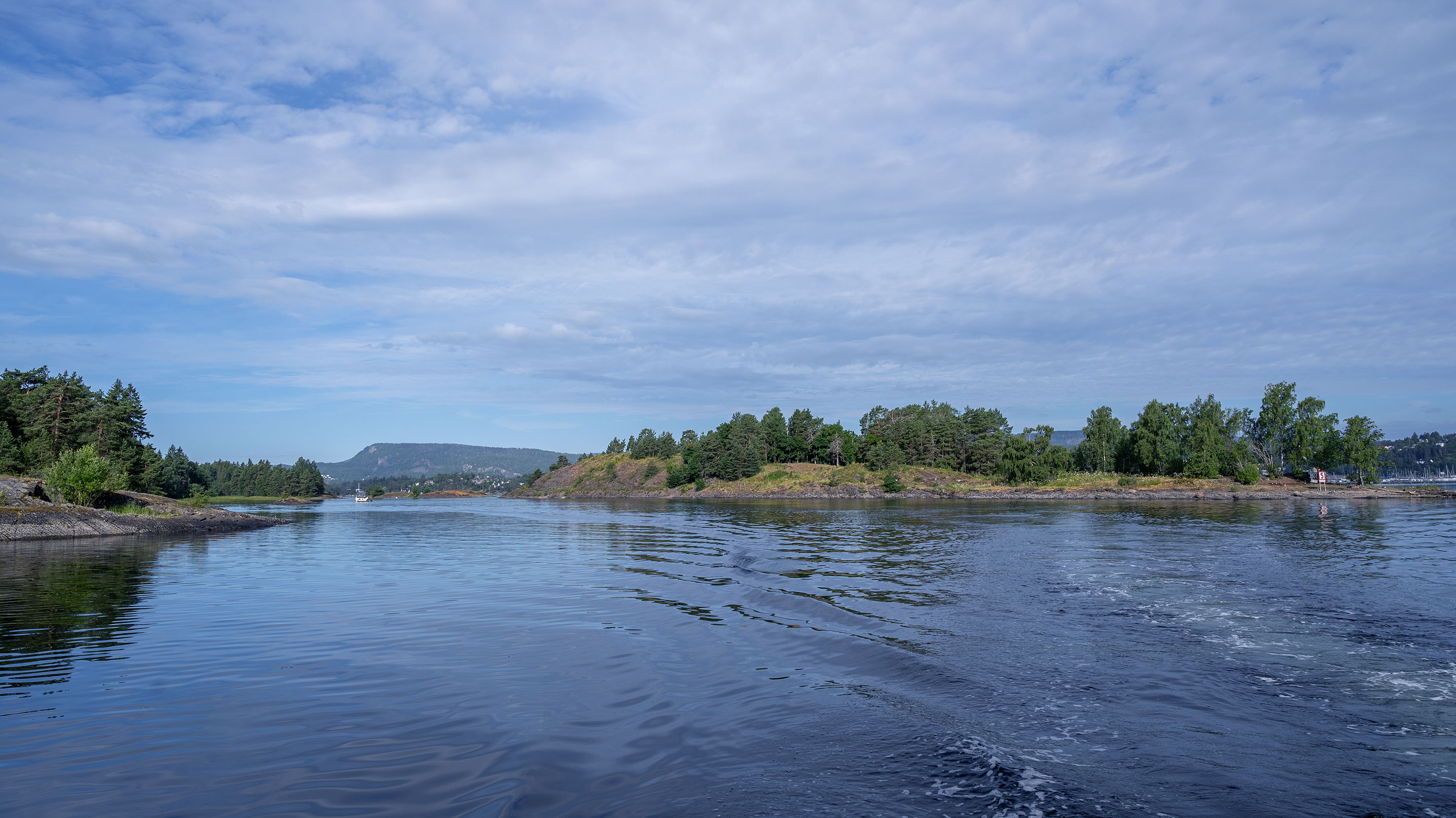 Saraholmen sett fra sundet mot Borøya.